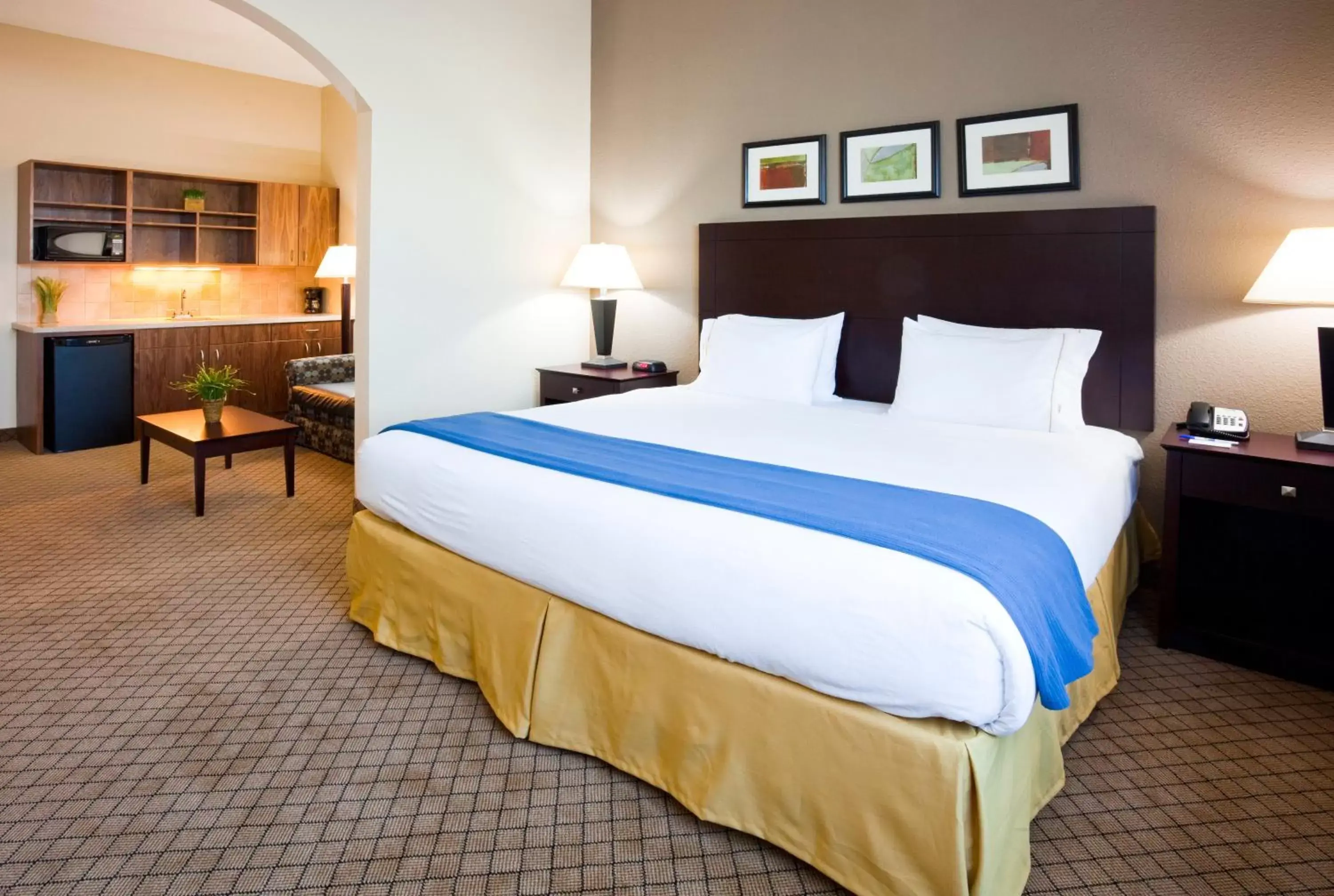 Bedroom, Bed in Holiday Inn Express Hotel & Suites Mankato East, an IHG Hotel