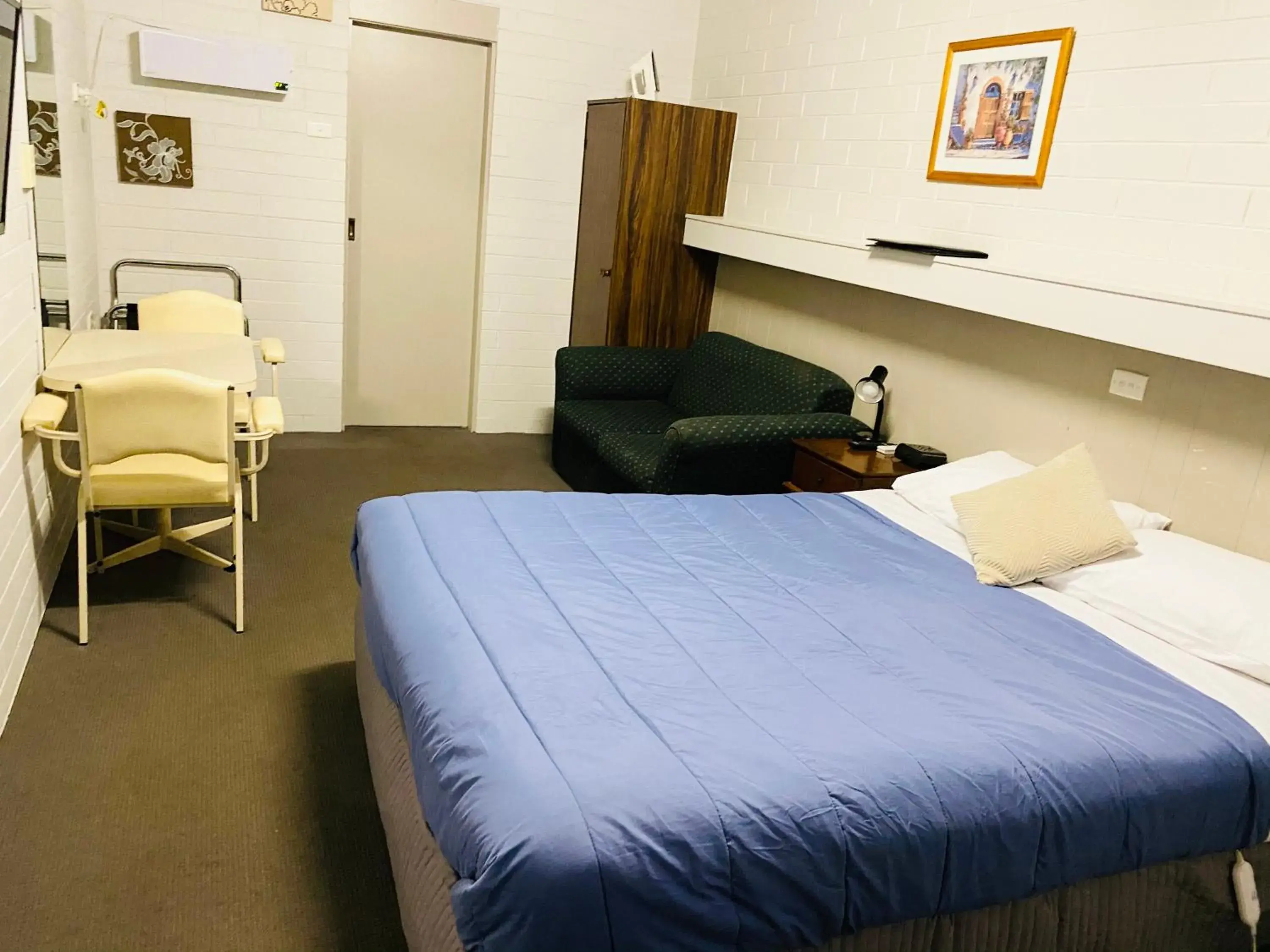 Bed in Millers Cottage Motel Bed in Millers Cottage Motel