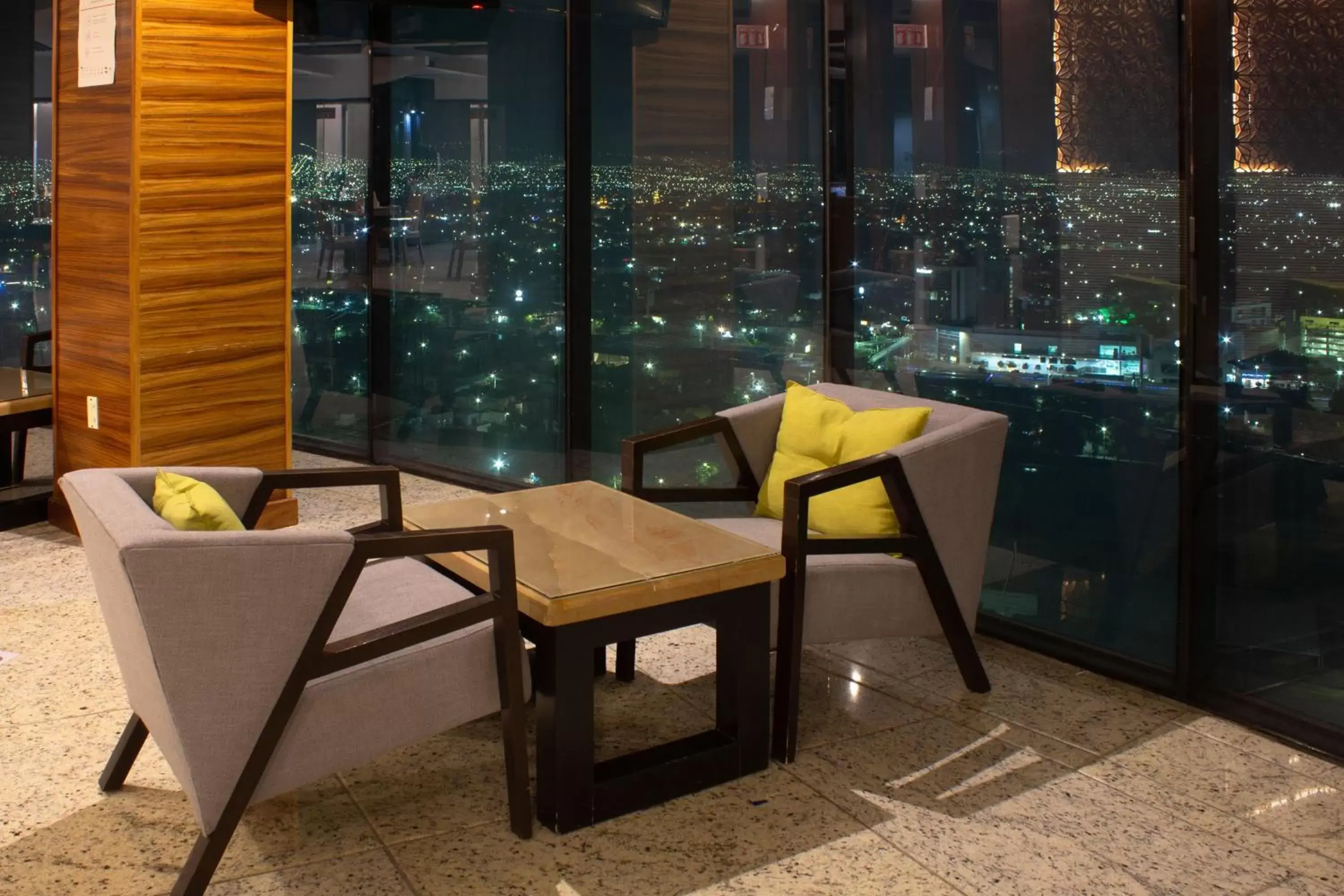 Lounge or bar in Holiday Inn Queretaro Zona Diamante, an IHG Hotel