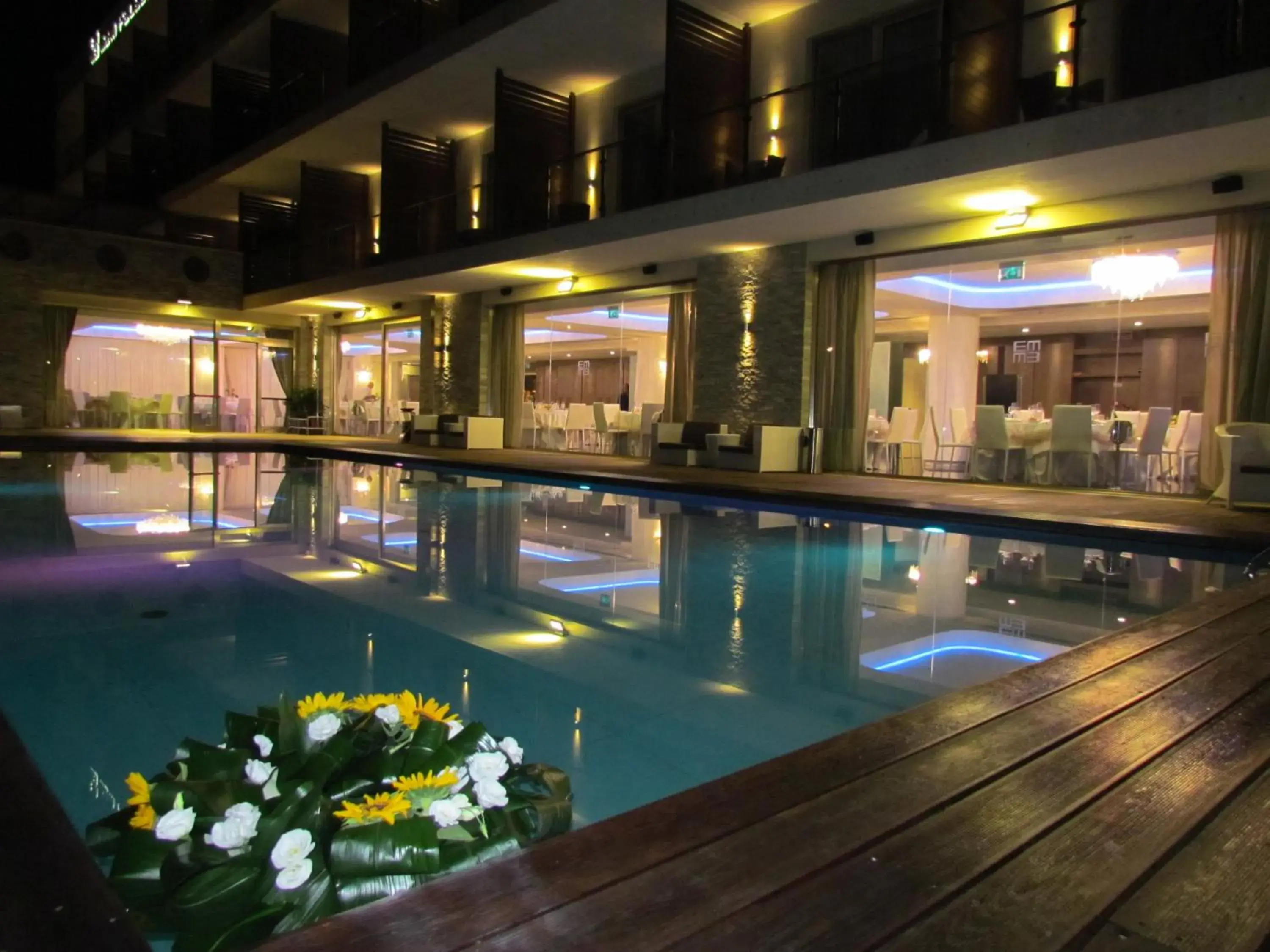 Restaurant/places to eat, Swimming Pool in Main Palace Hotel