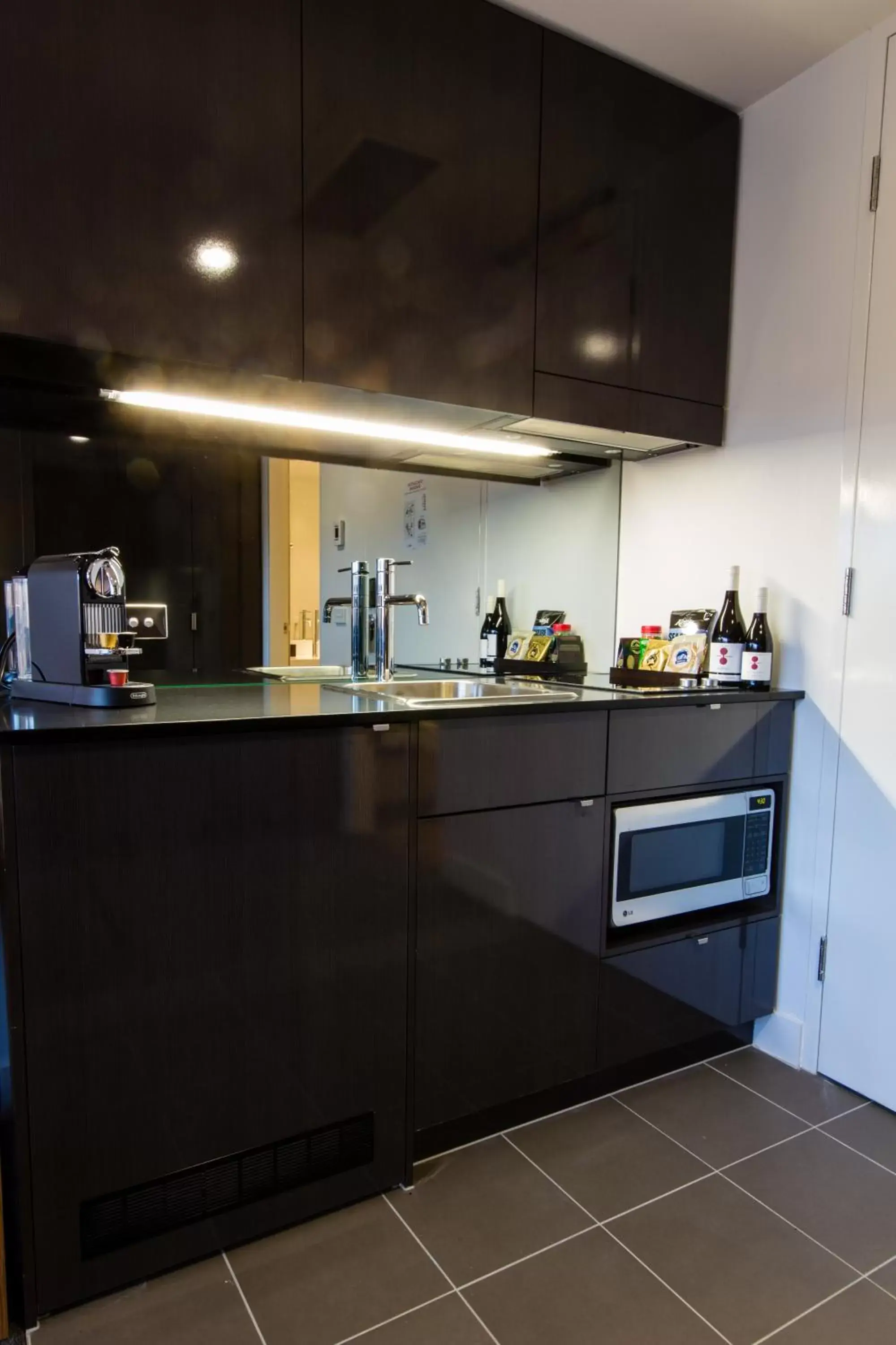 Coffee/tea facilities, Kitchen/Kitchenette in East Hotel and Apartments