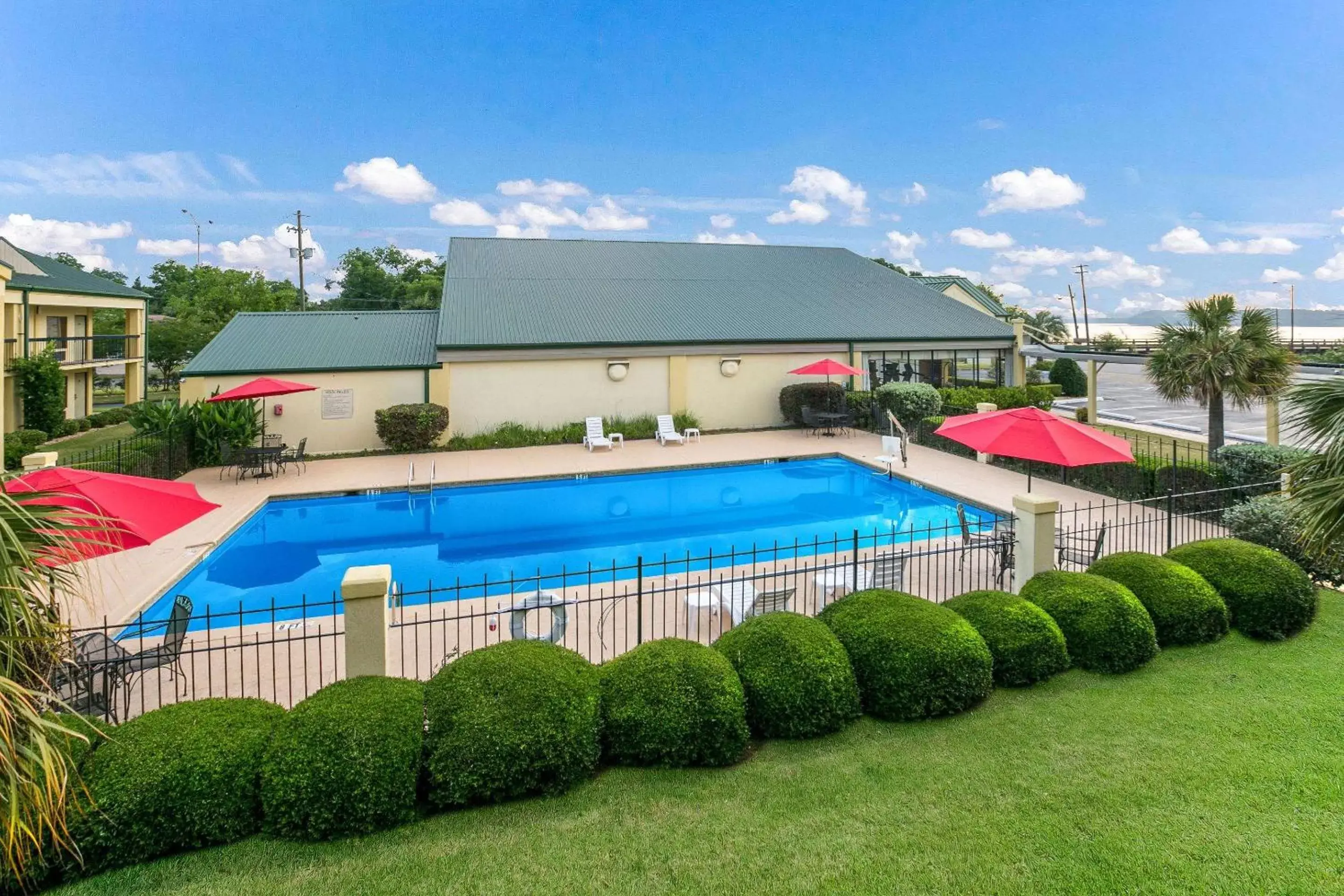 On site, Pool View in Quality Inn & Suites Eufaula