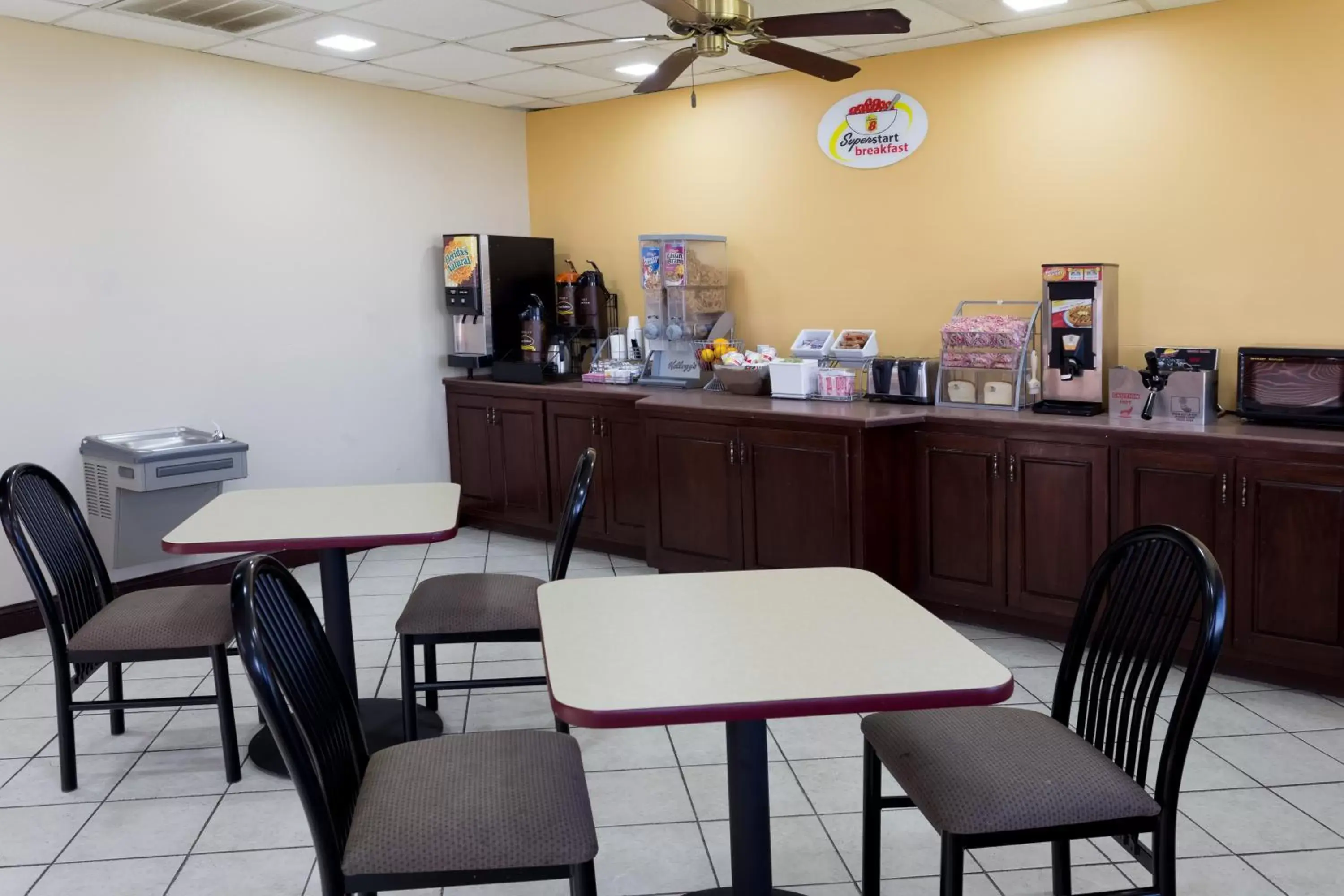 Restaurant/Places to Eat in Super 8 by Wyndham Indianola