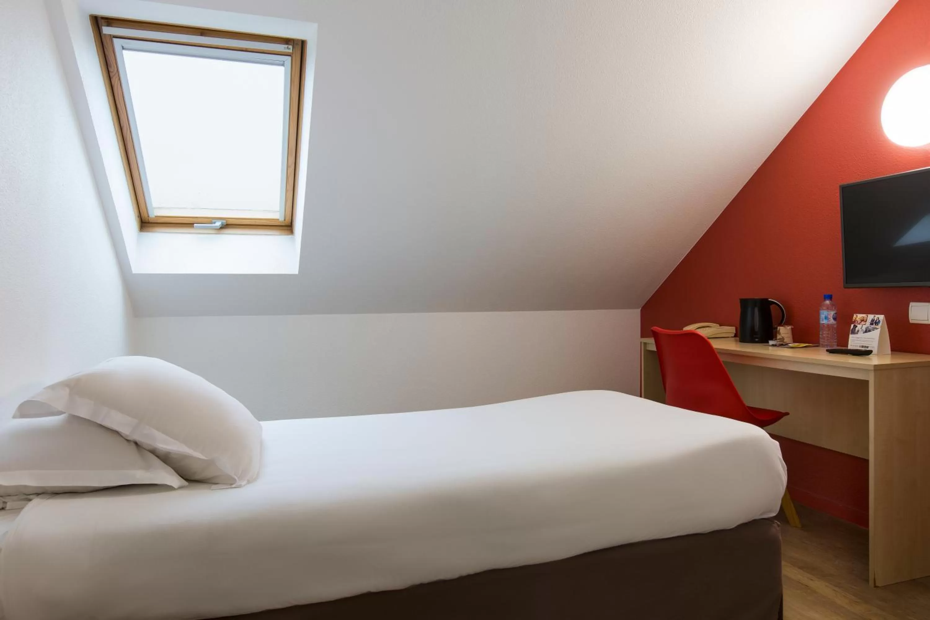 Bedroom, Bed in Comfort Hotel Etampes