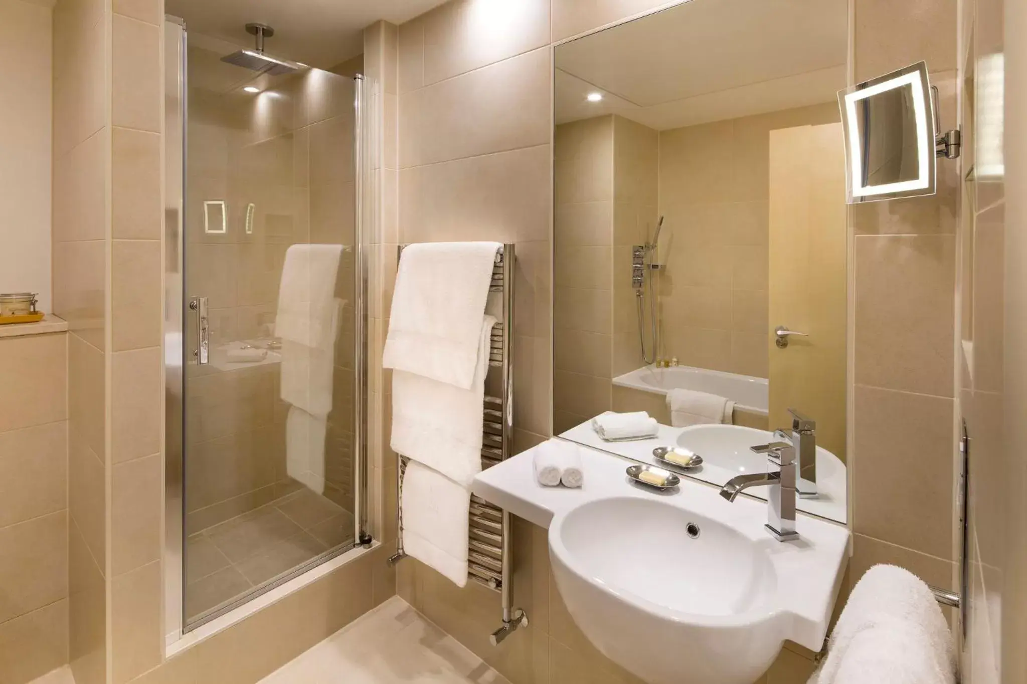 Photo of the whole room, Bathroom in COMO Metropolitan London