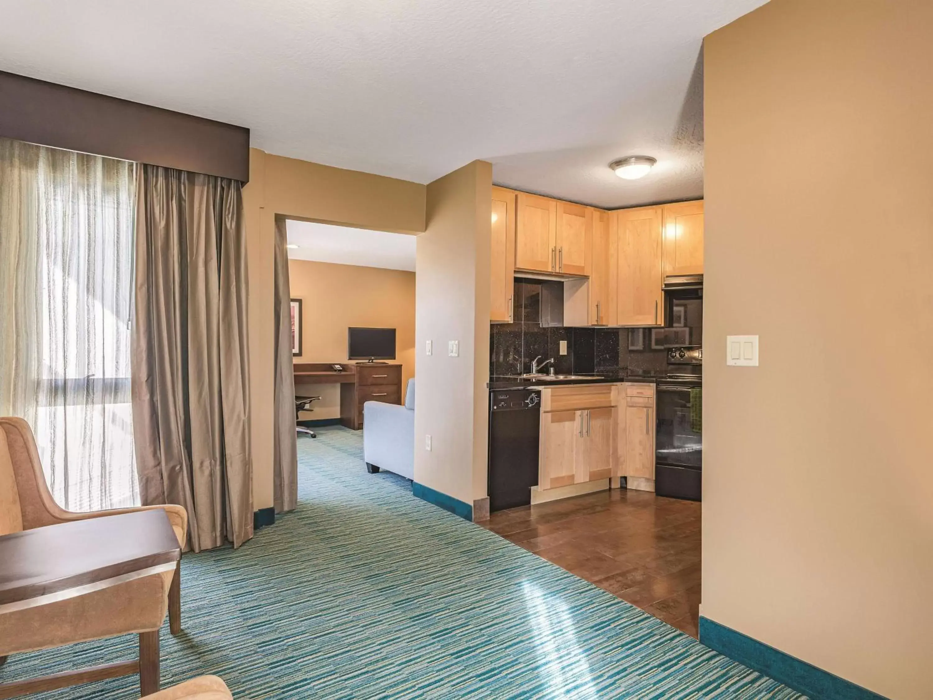 Bed, Kitchen/Kitchenette in La Quinta by Wyndham San Francisco Airport West