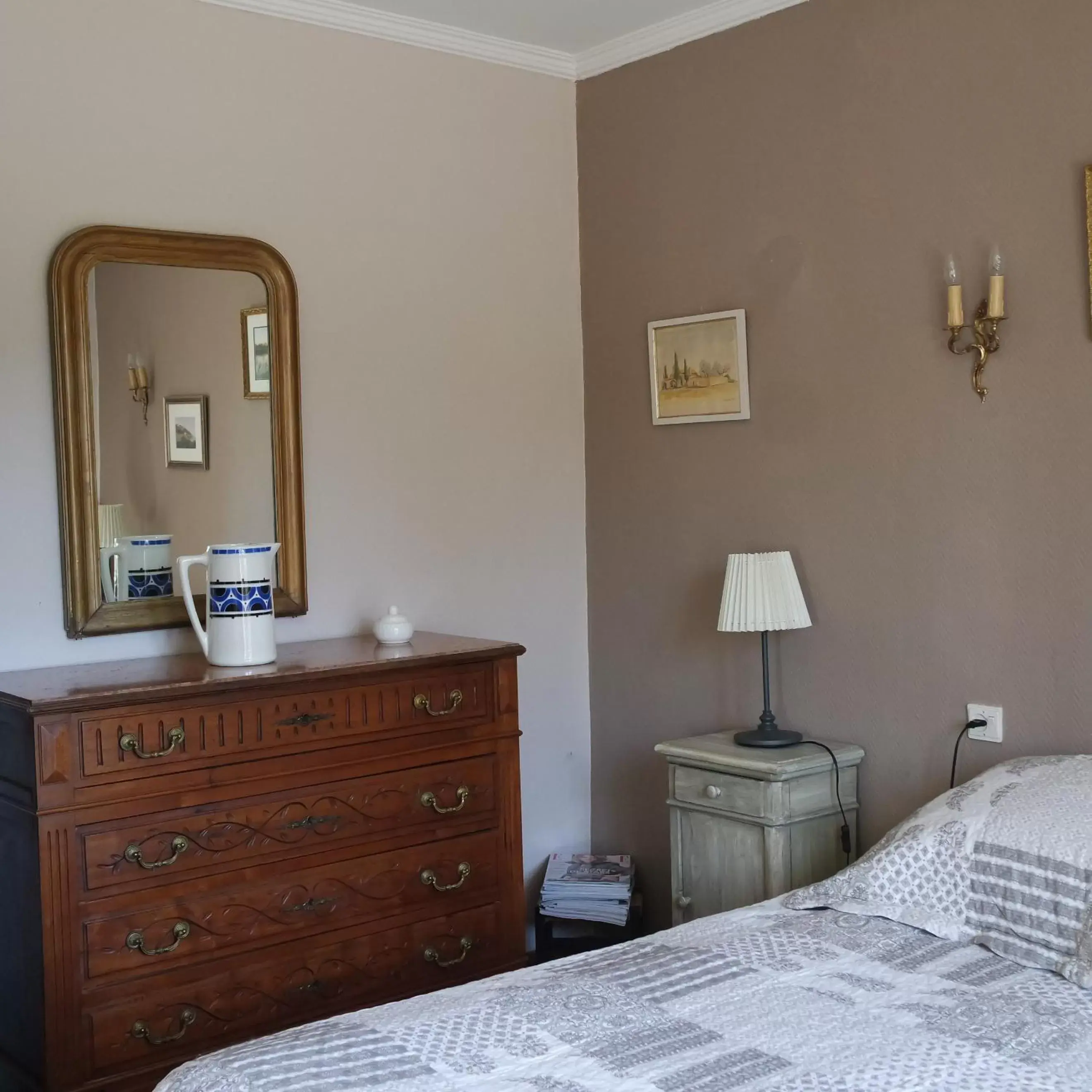 Bed in Mas Grimaud - Gîte- Studio et chambres d'hôtes familiales