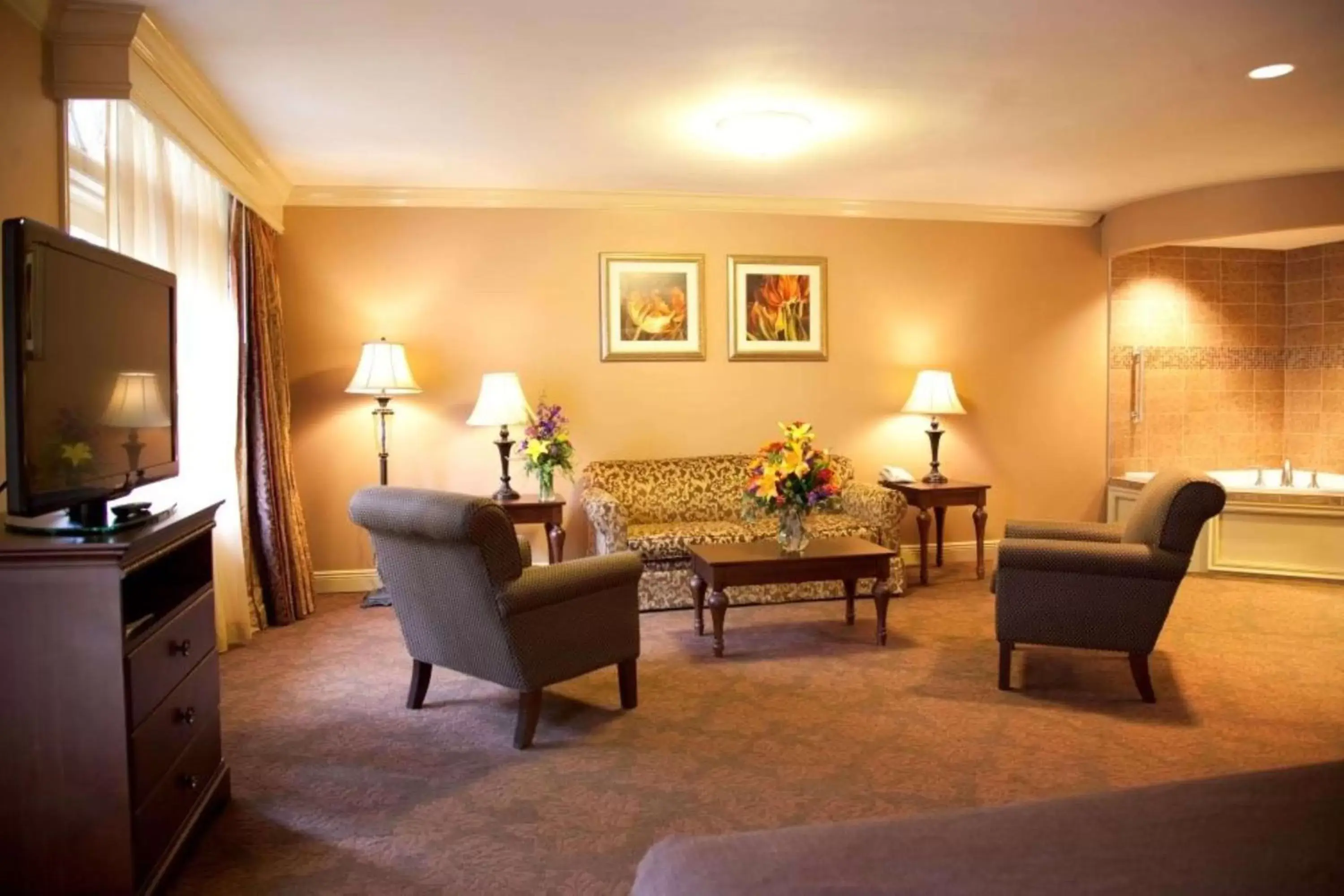 Photo of the whole room, Seating Area in Best Western Plus French Quarter Courtyard Hotel