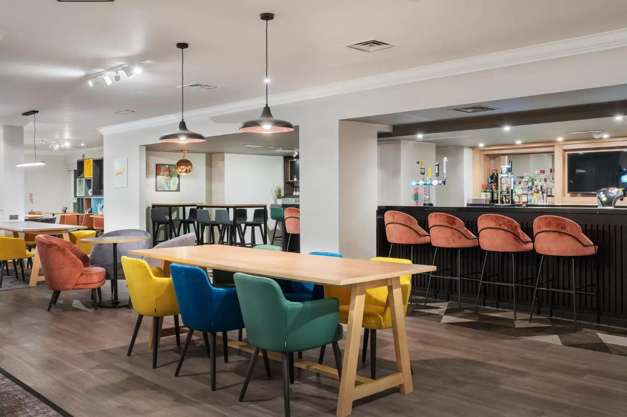 Lounge or bar, Restaurant/Places to Eat in Holiday Inn Derby/Nottingham, an IHG Hotel