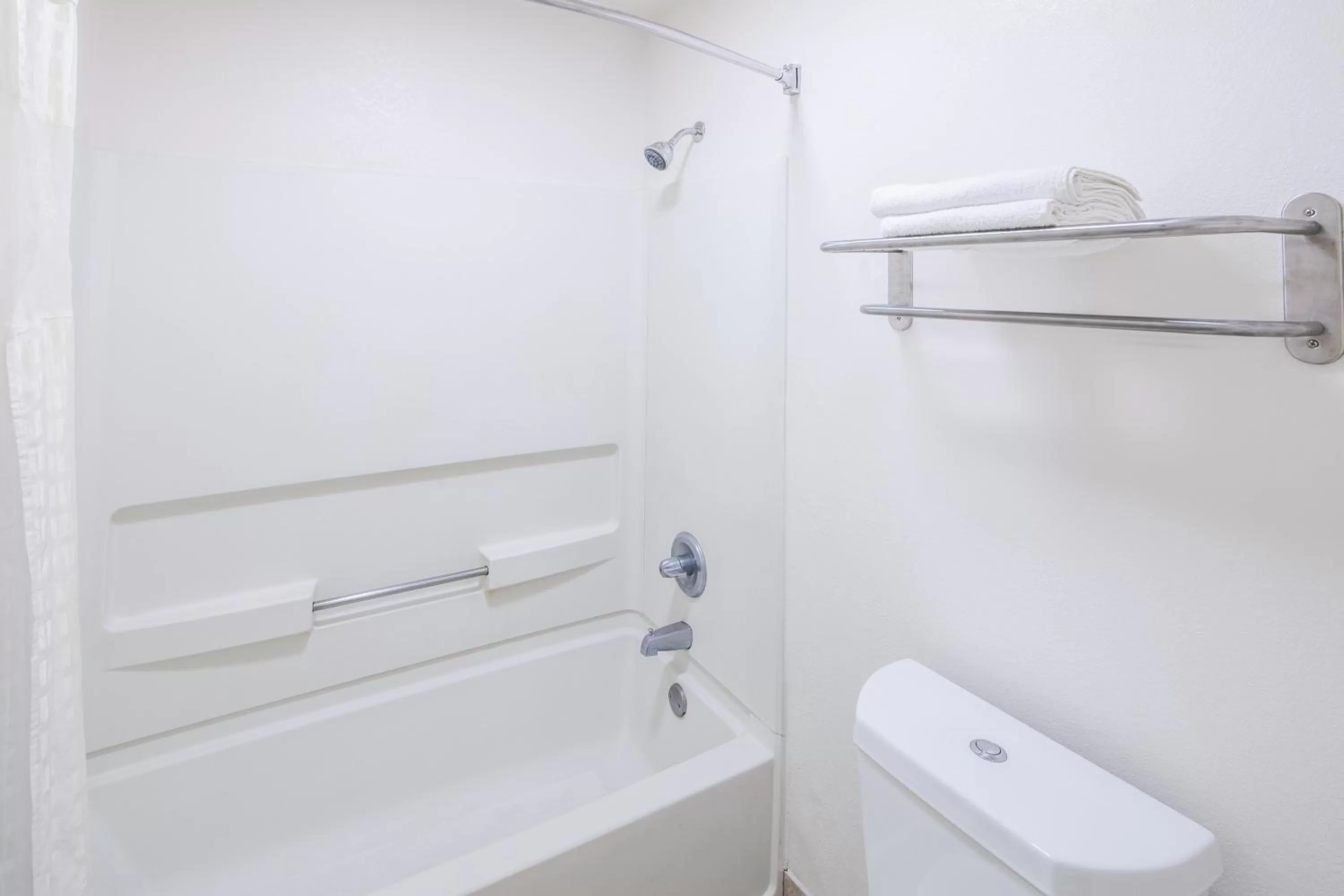 Bathroom in Howard Johnson by Wyndham Vicksburg