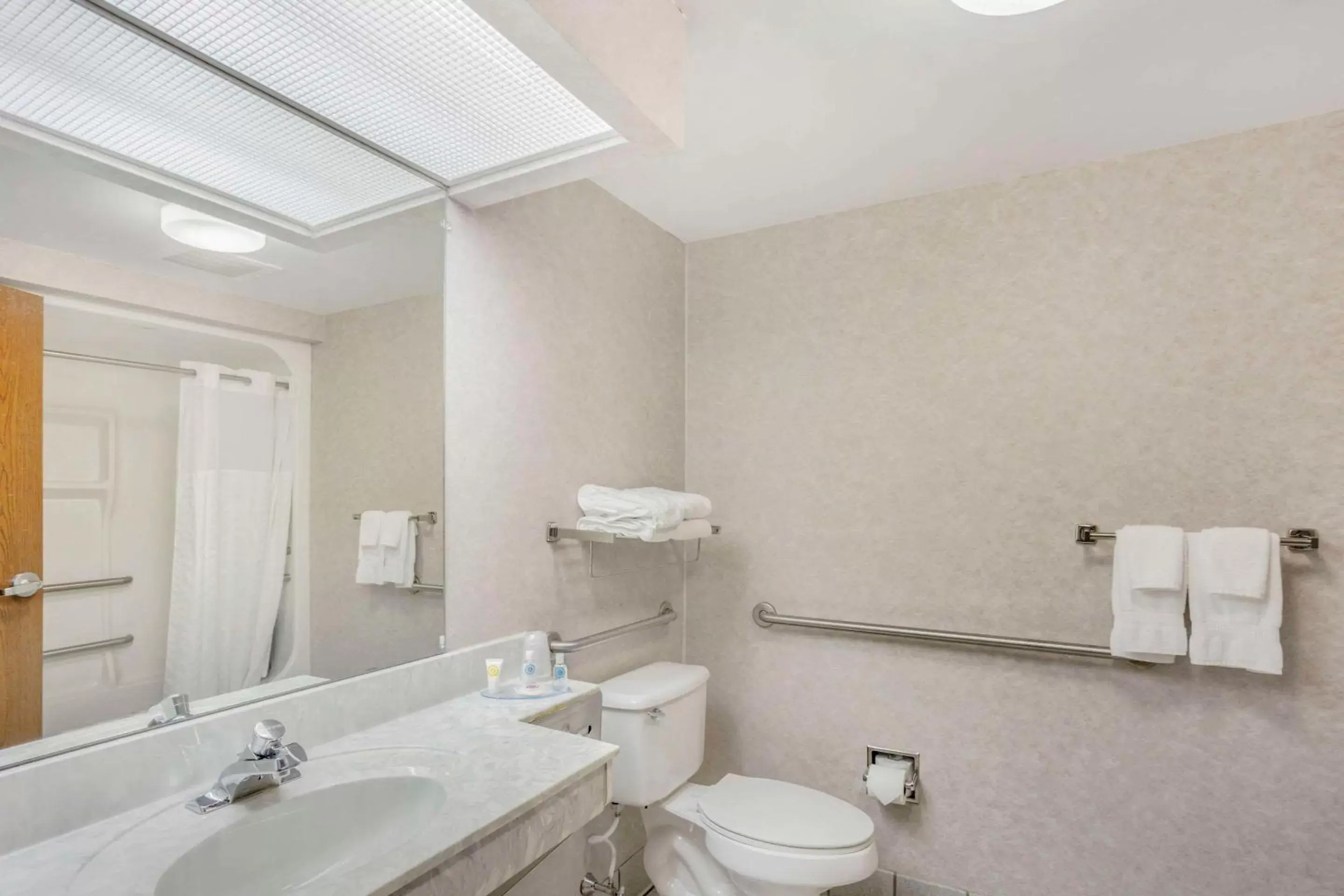 Bedroom, Bathroom in Comfort Inn Huntingdon