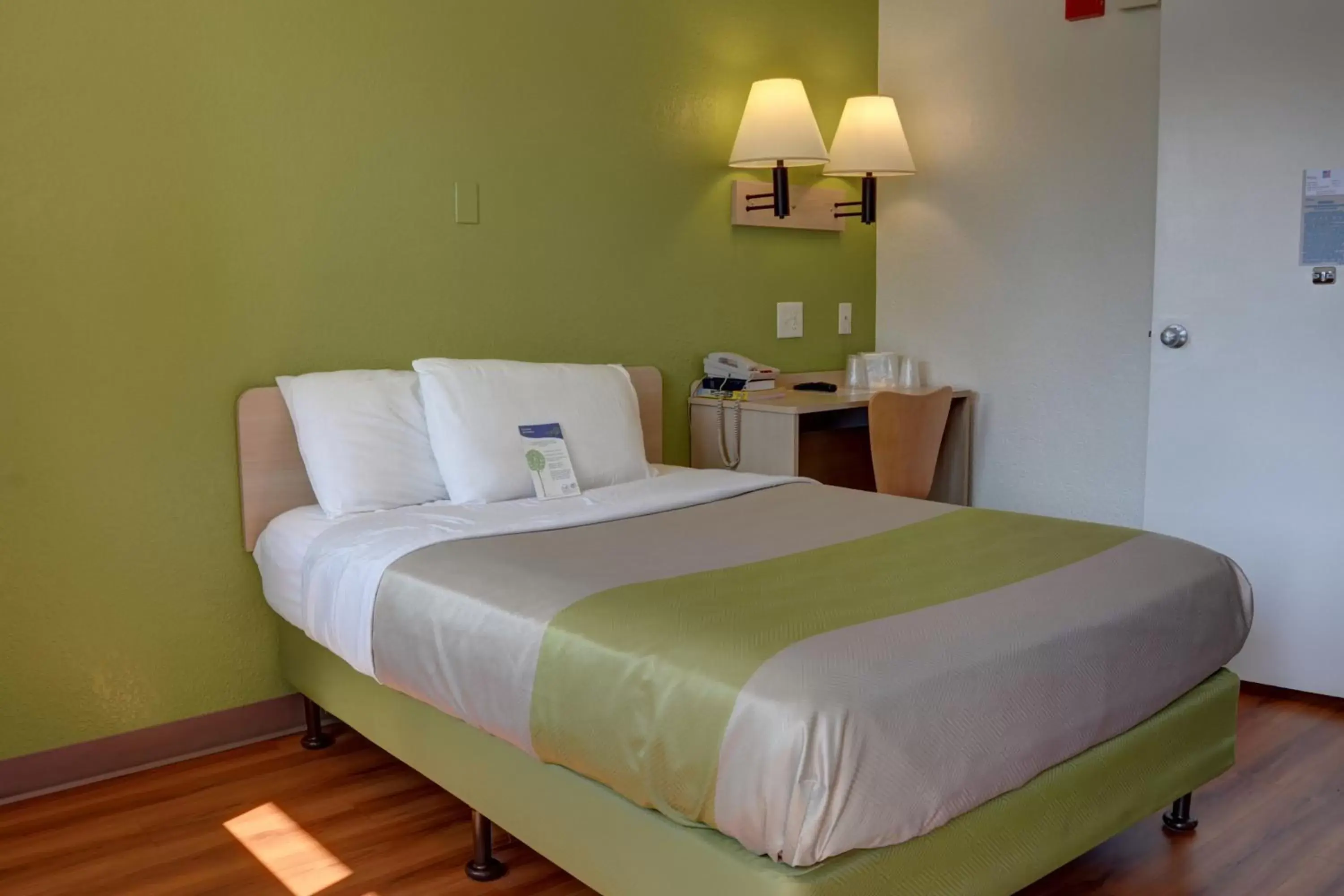Bedroom, Bed in Motel 6-Springfield, OR - Eugene North