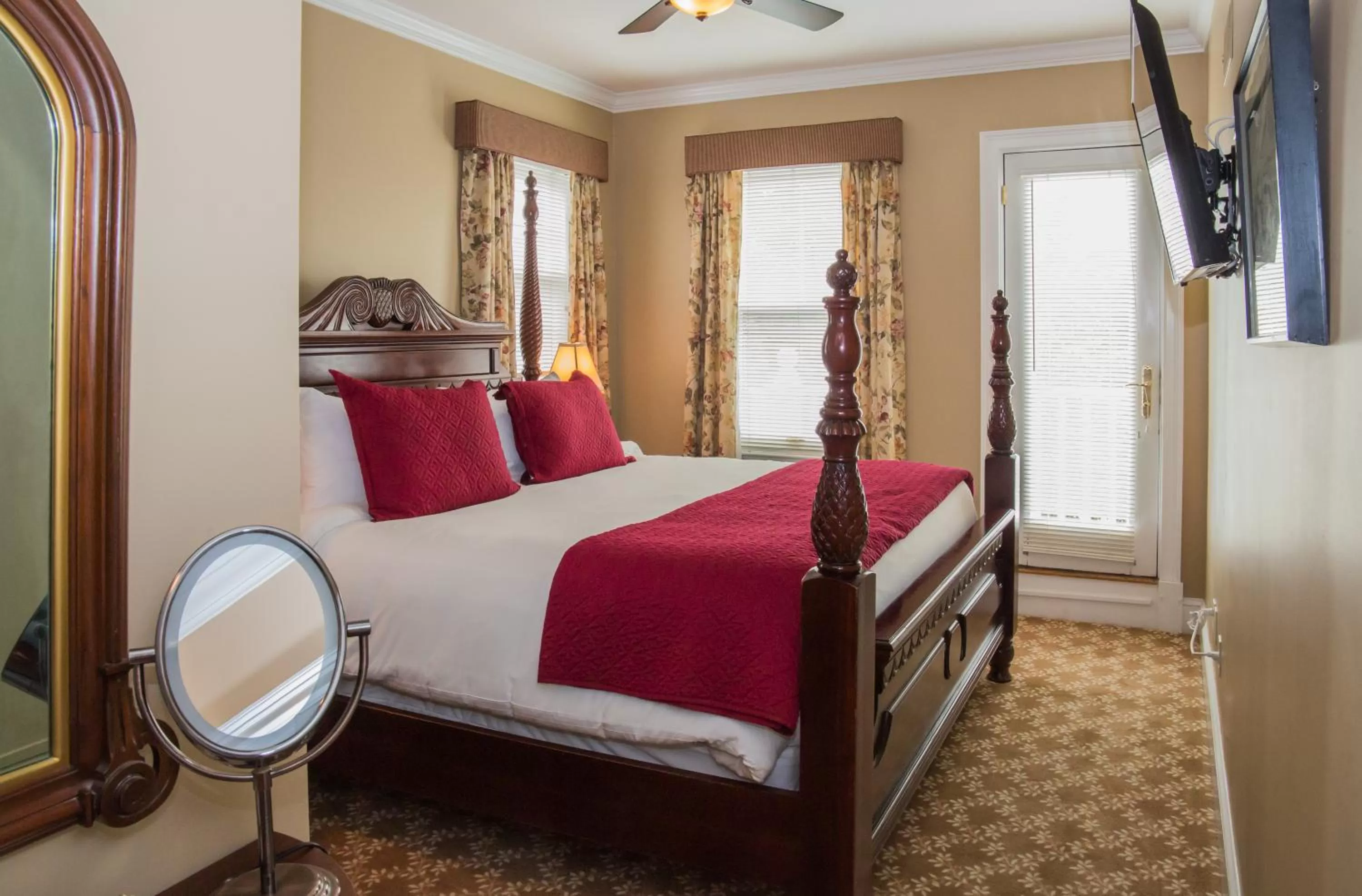 Bedroom, Bed in Almondy Inn Bed & Breakfast