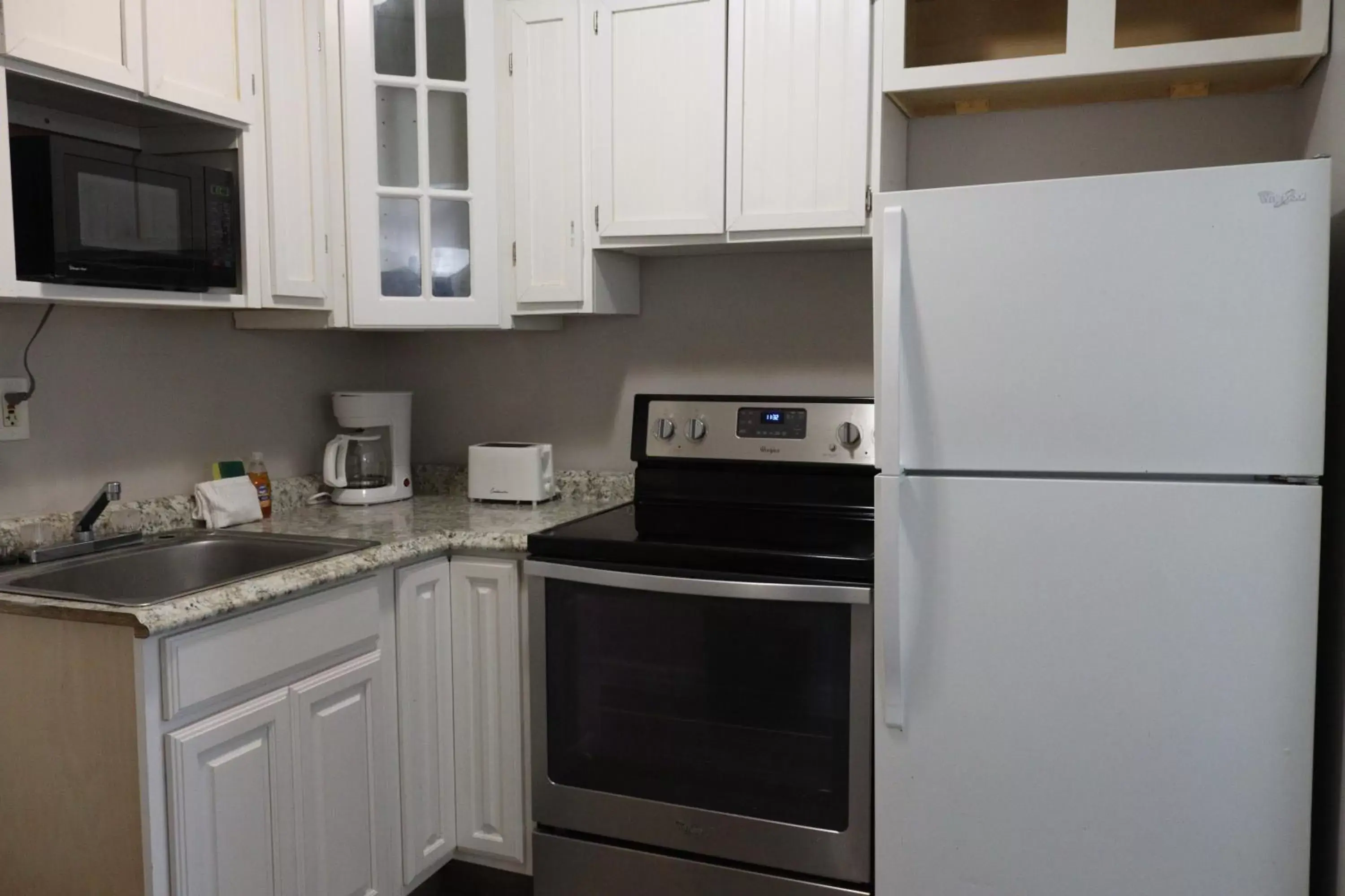 Kitchen/Kitchenette in The Burgundy Inn Hotel and Apartments