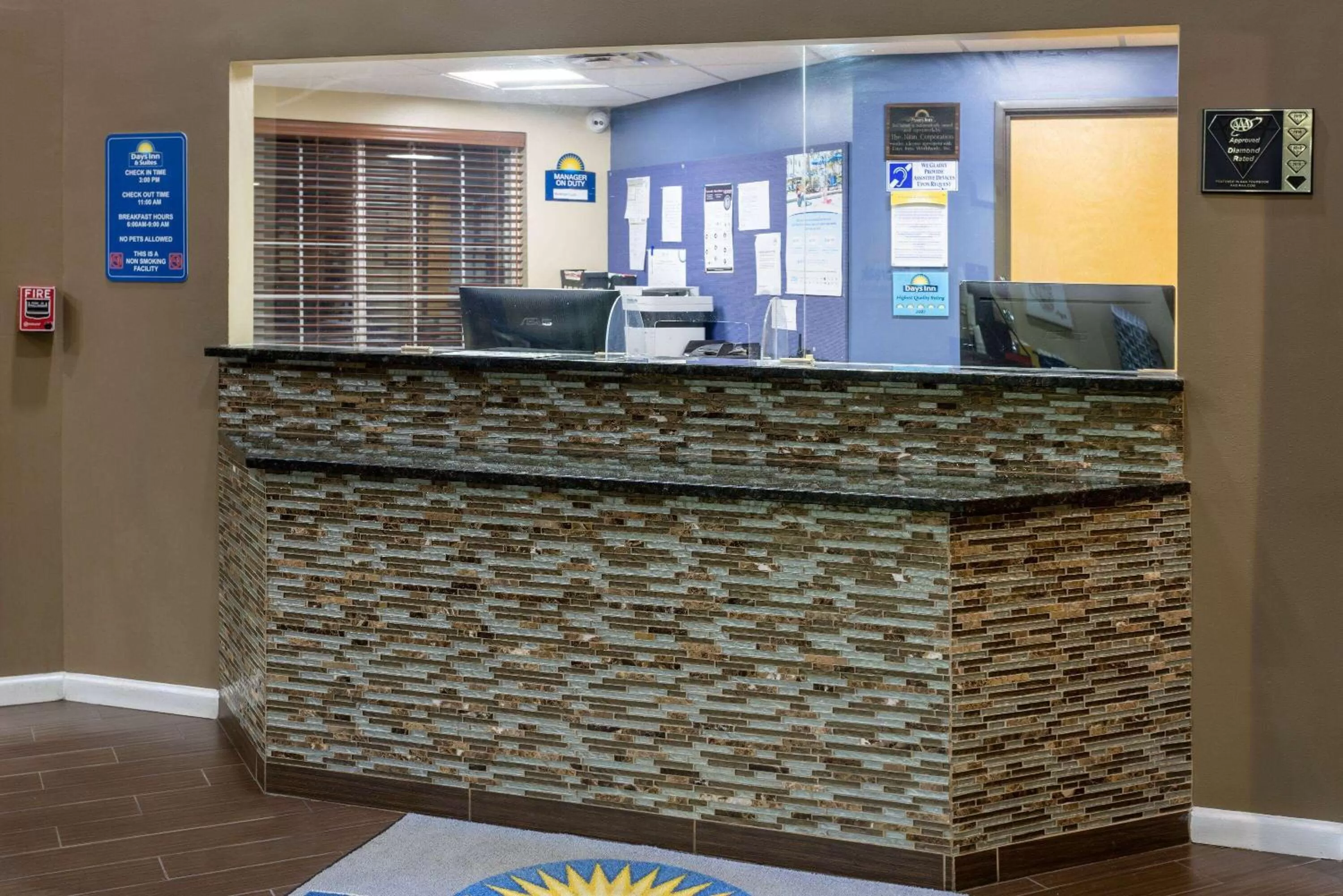 Lobby or reception in Days Inn & Suites by Wyndham Cherry Hill - Philadelphia