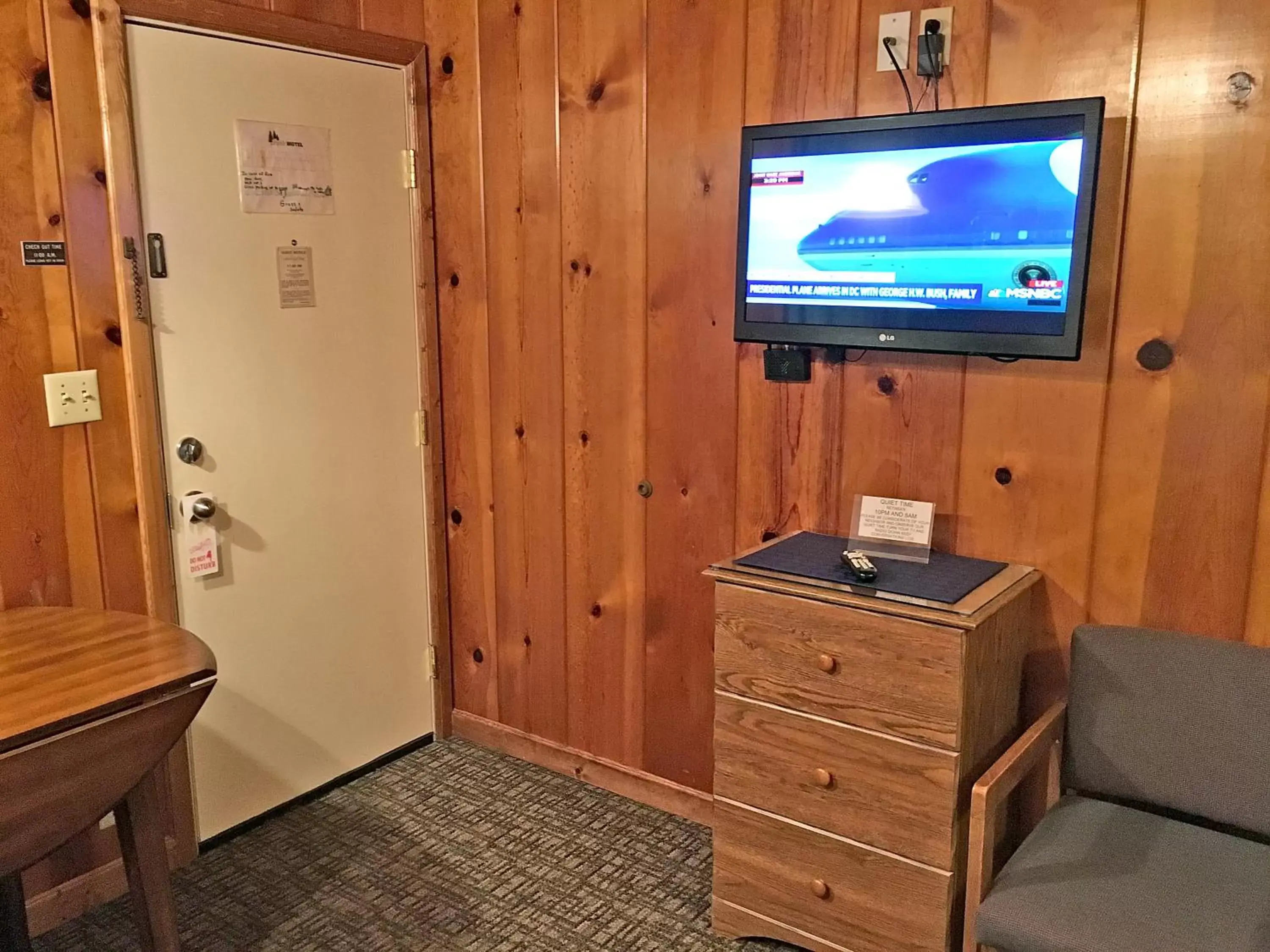 TV/Entertainment Center in Park Motel and Cabins