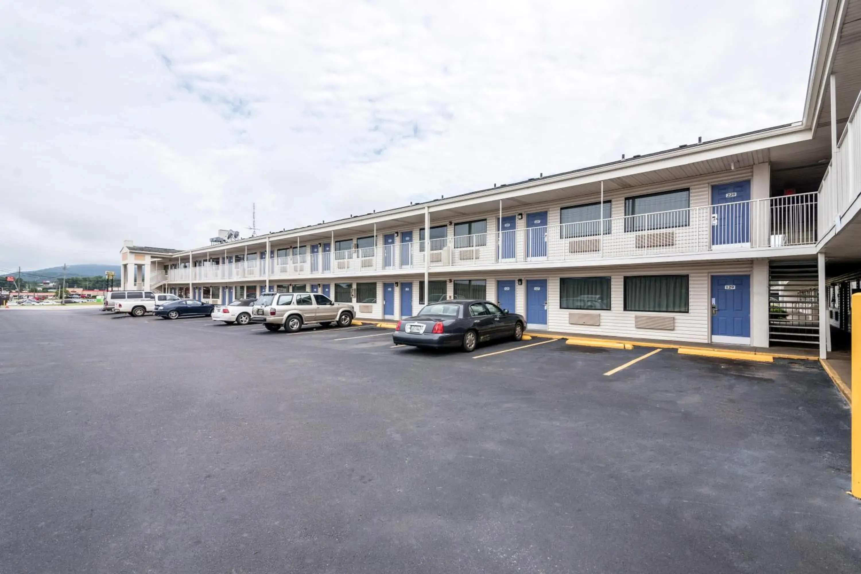 Facade/entrance, Property Building in Motel 6-Anniston, AL