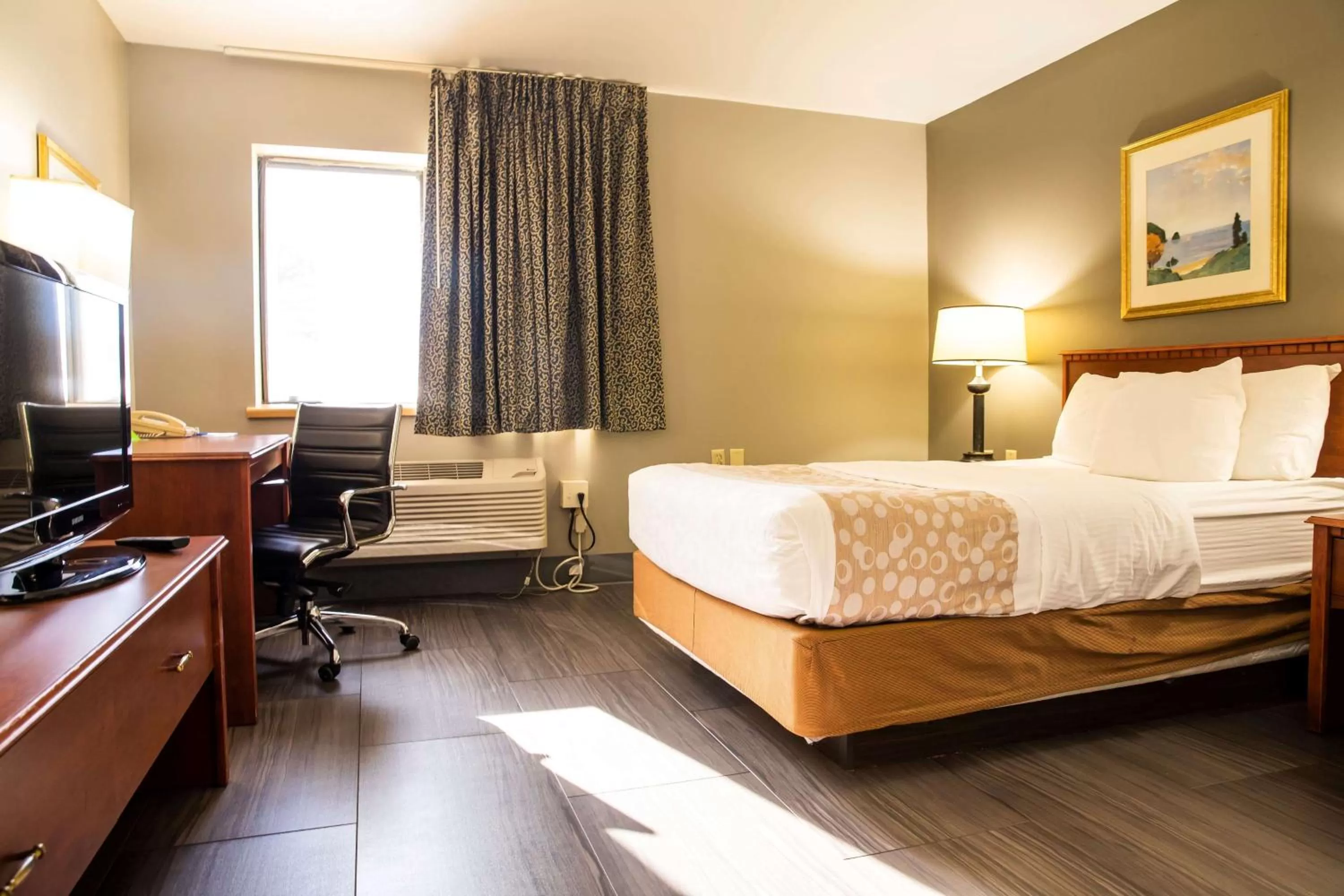 Photo of the whole room, Bed in La Quinta Inn by Wyndham Milwaukee Airport / Oak Creek