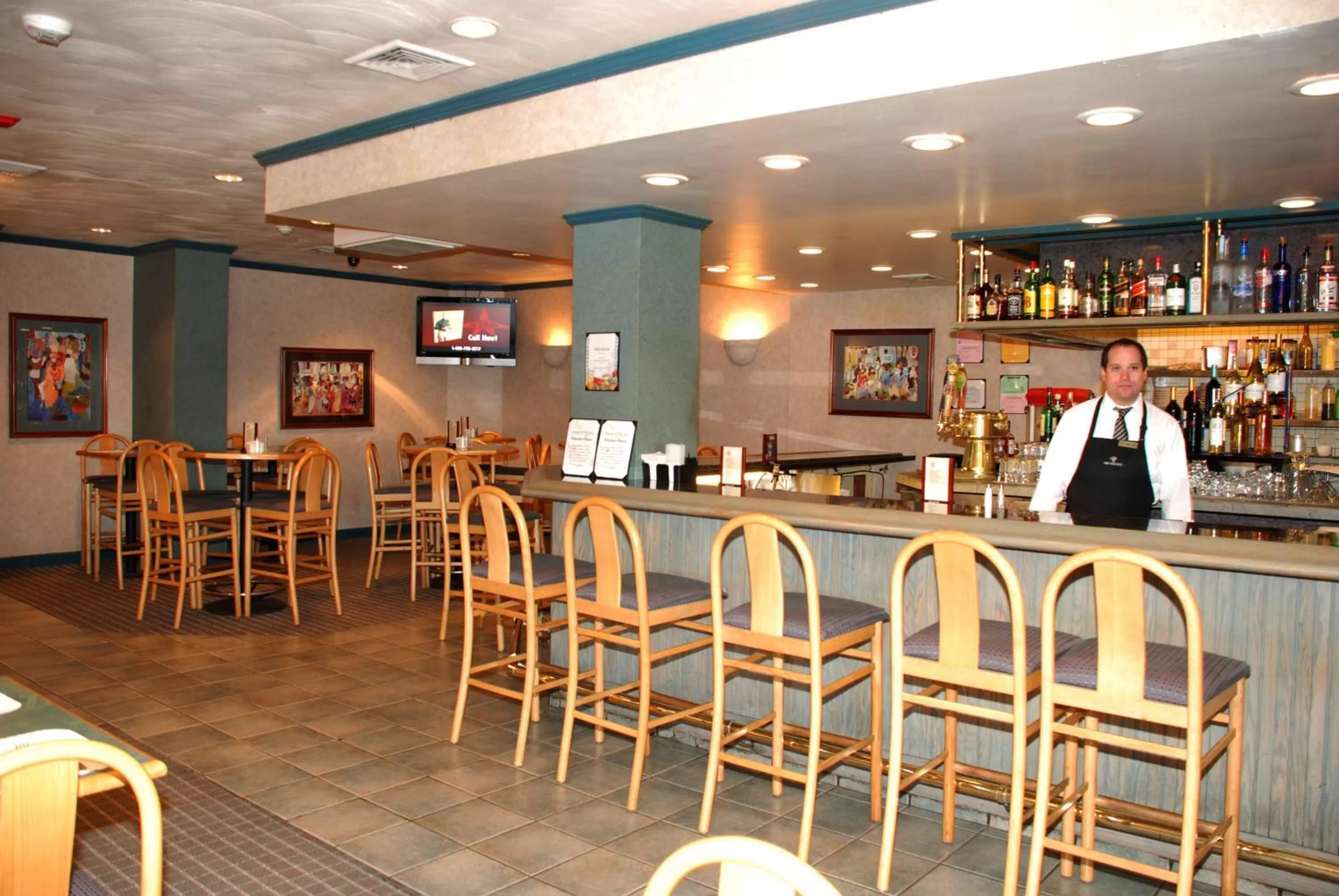 Restaurant/places to eat in Oakland Airport Executive Hotel