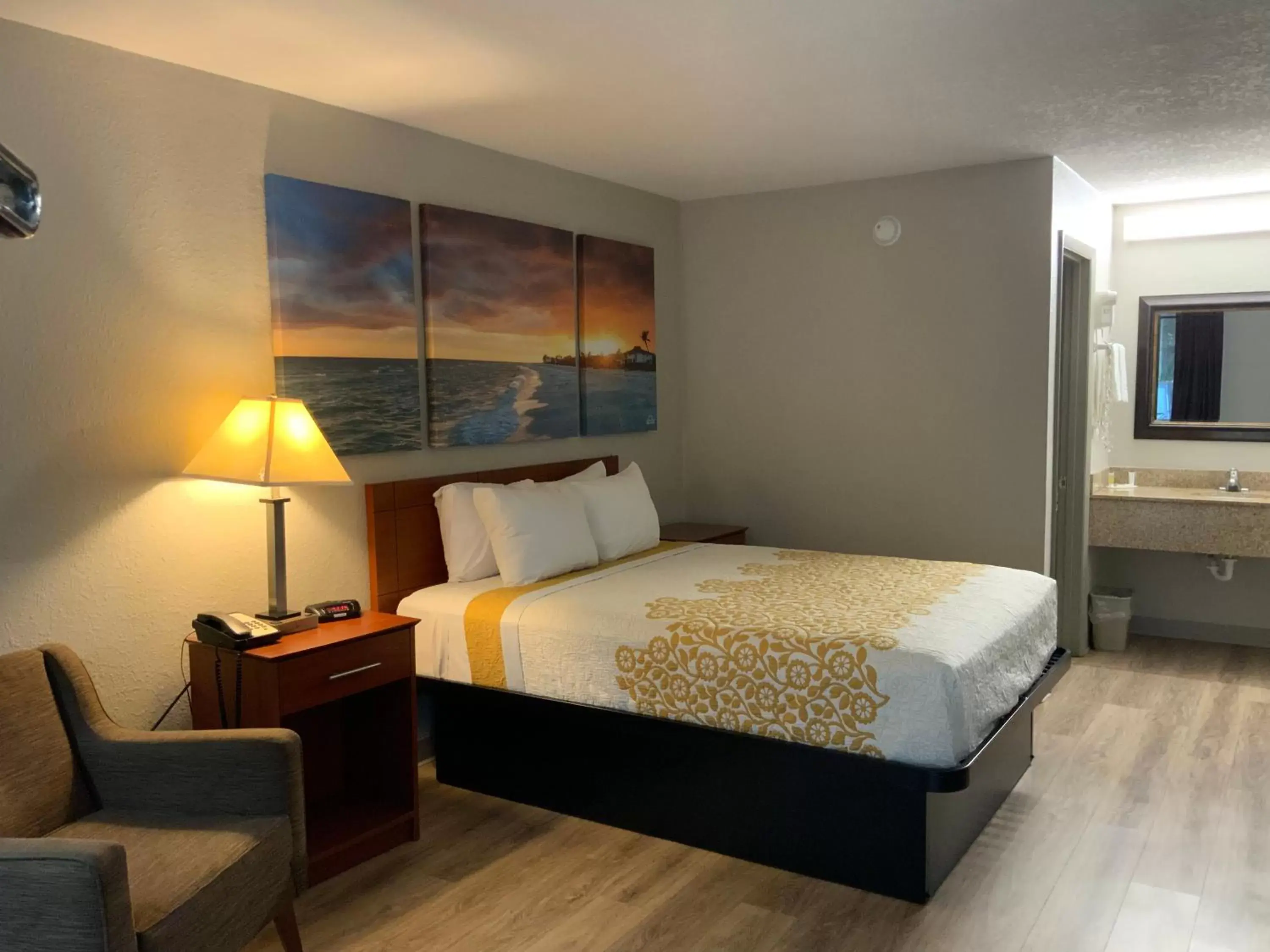 Photo of the whole room, Bed in Days Inn by Wyndham Lake City I-10