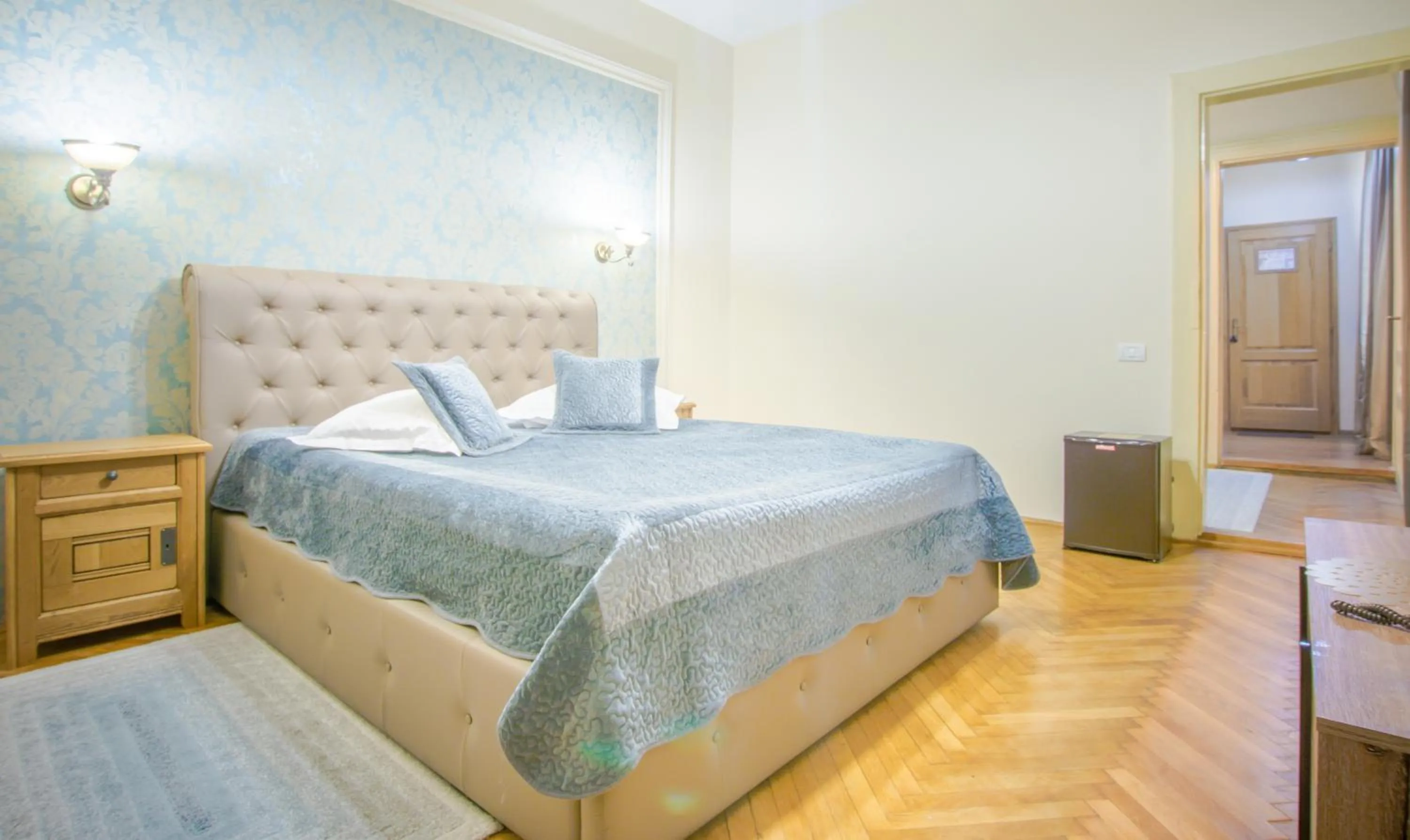 Photo of the whole room, Bed in Safrano Palace