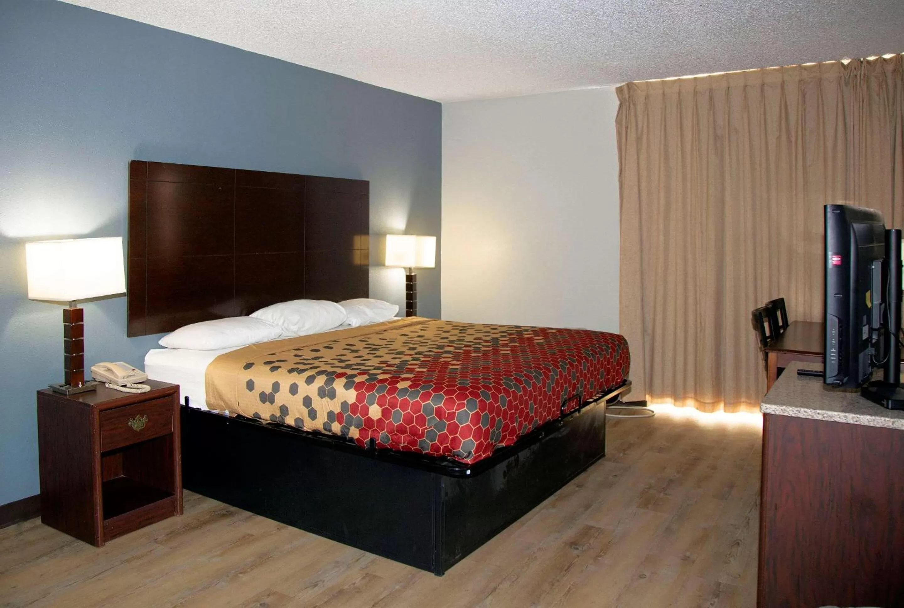 Photo of the whole room, Bed in Econo Lodge Ardmore