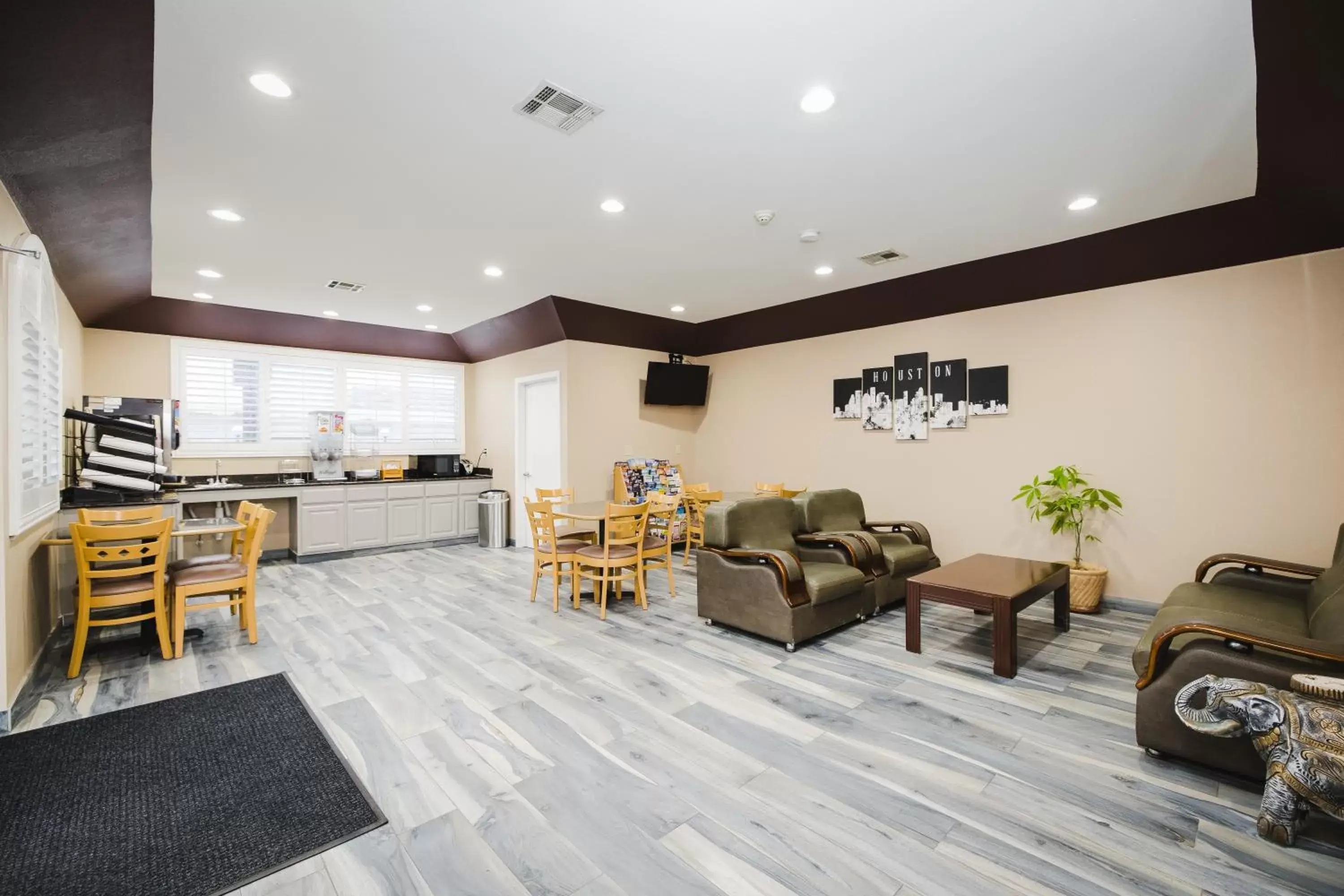 Seating area in Sapphire Inn & Suites