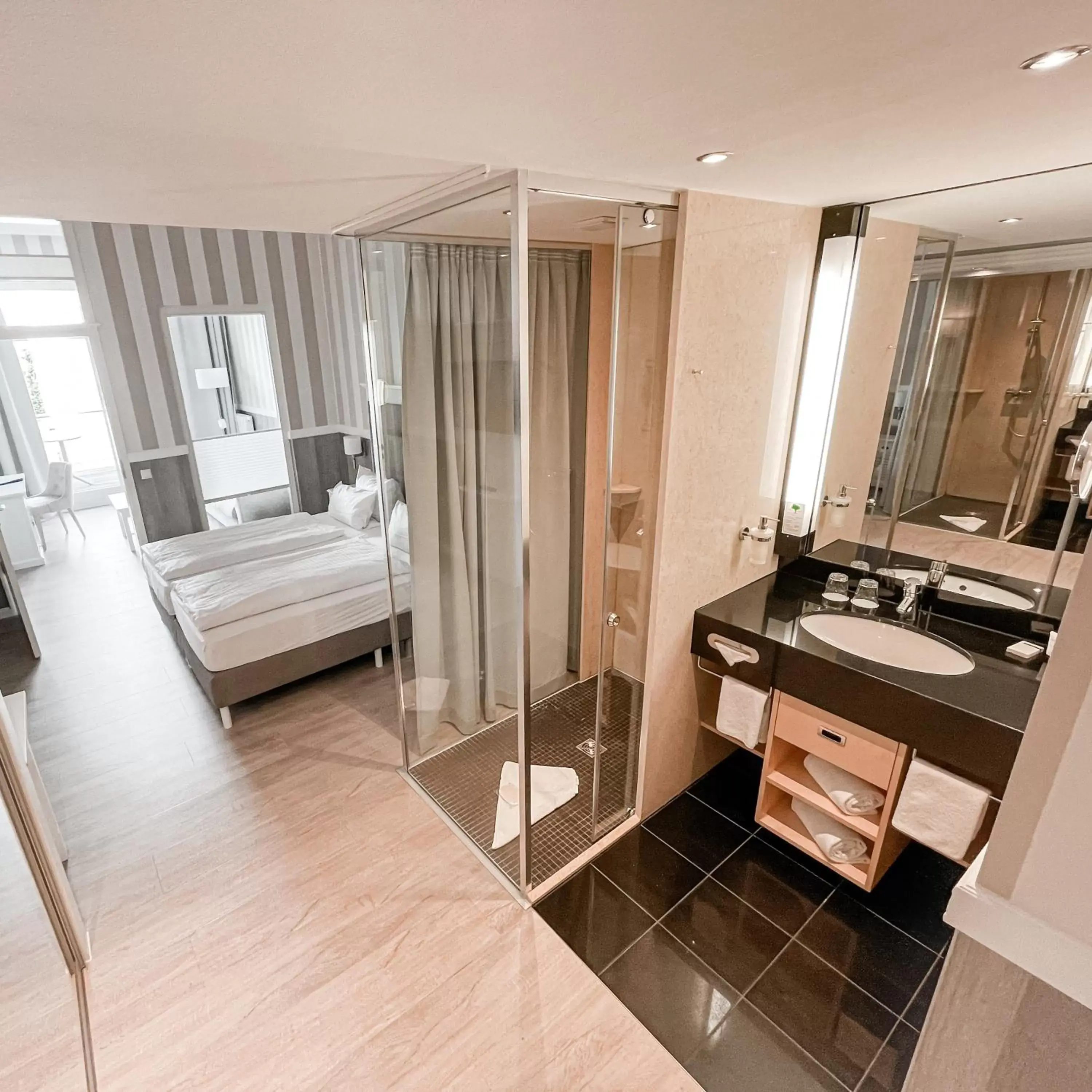 Shower, Bathroom in Resort Hotel Vier Jahreszeiten Zingst