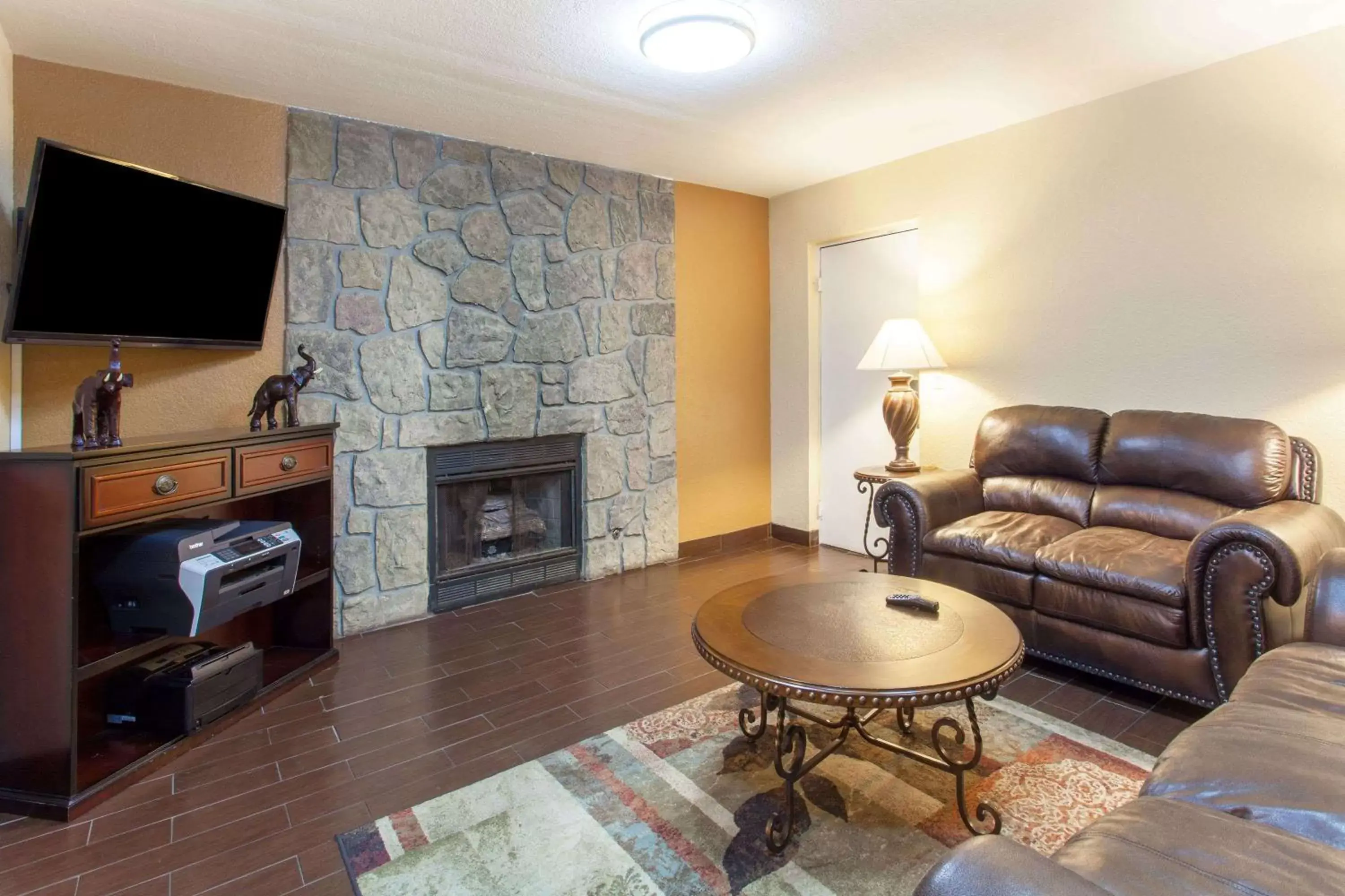 Lobby or reception, Seating Area in Days Inn & Suites by Wyndham Pigeon Forge