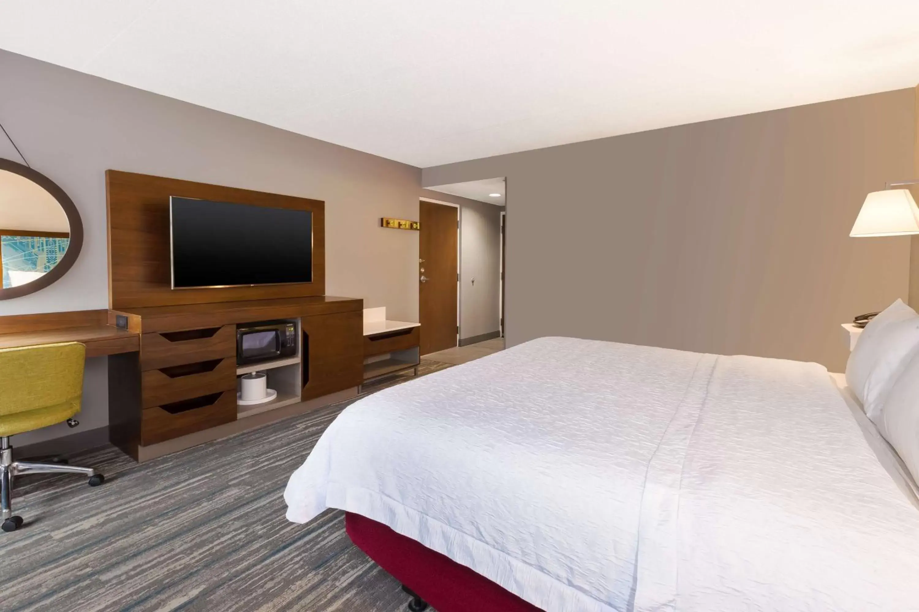 Bedroom, TV/Entertainment Center in Hampton Inn Traverse City