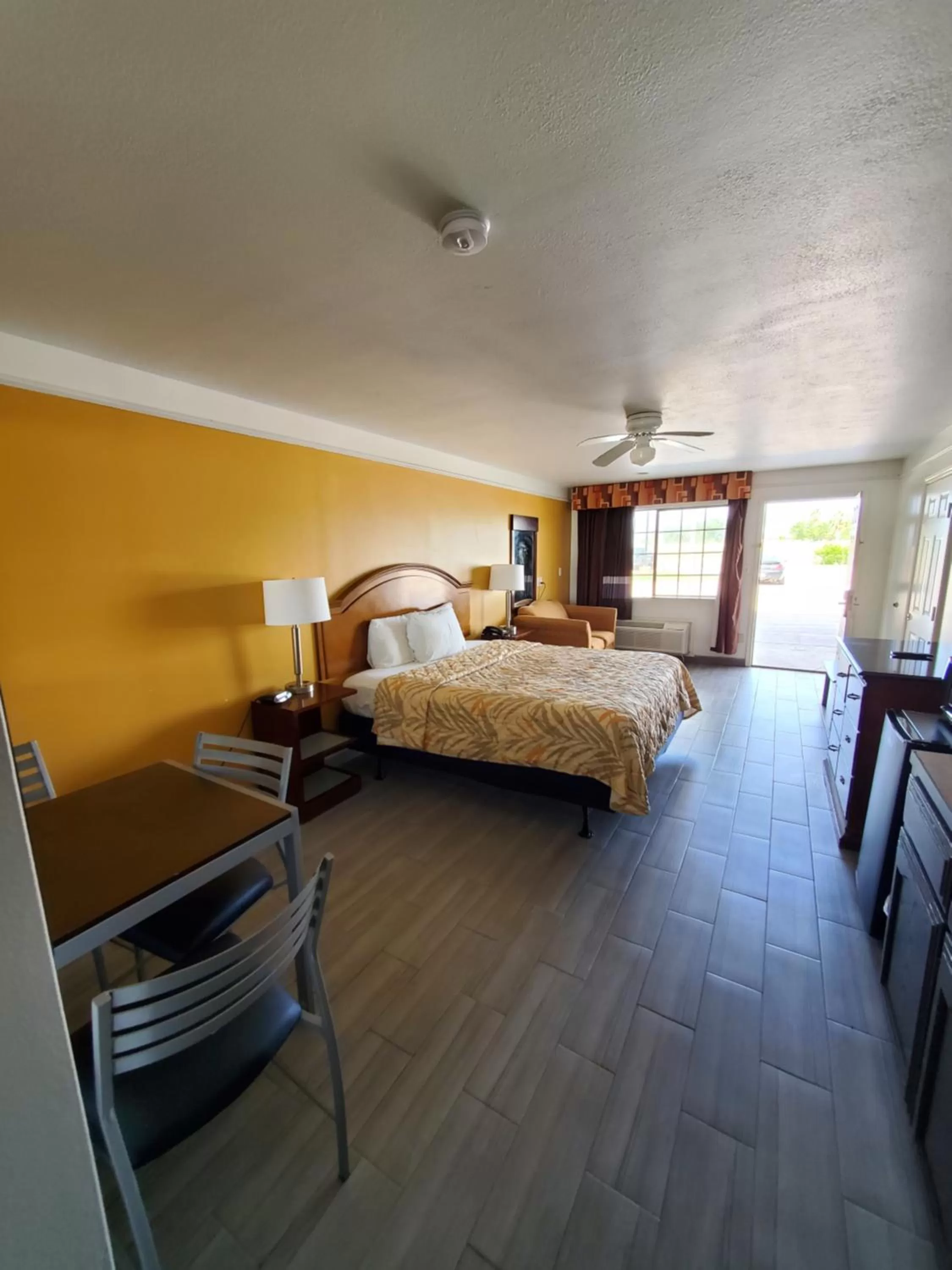 Bed in Deluxe Inn and Suites