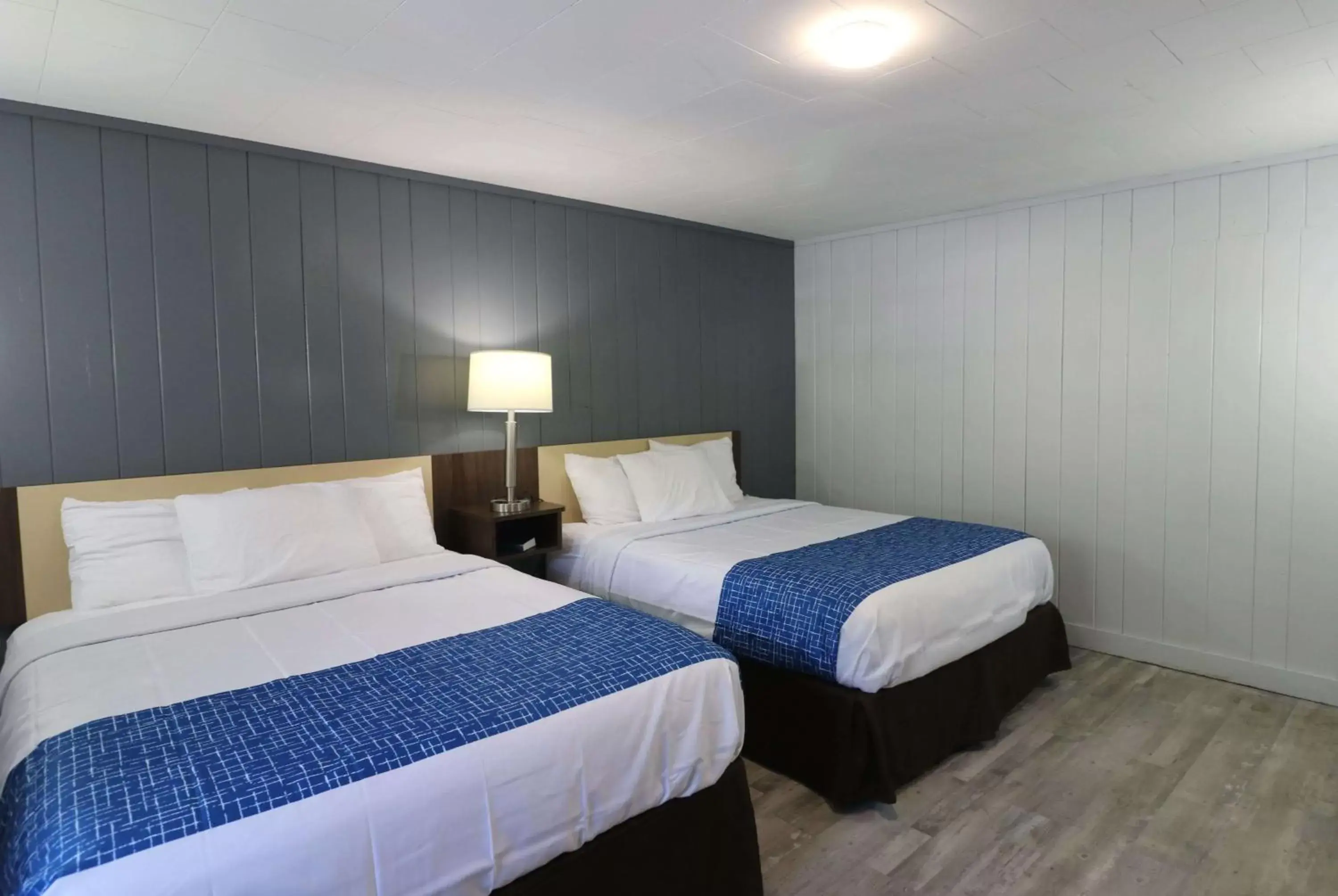Photo of the whole room, Bed in Travelodge by Wyndham Gatlinburg