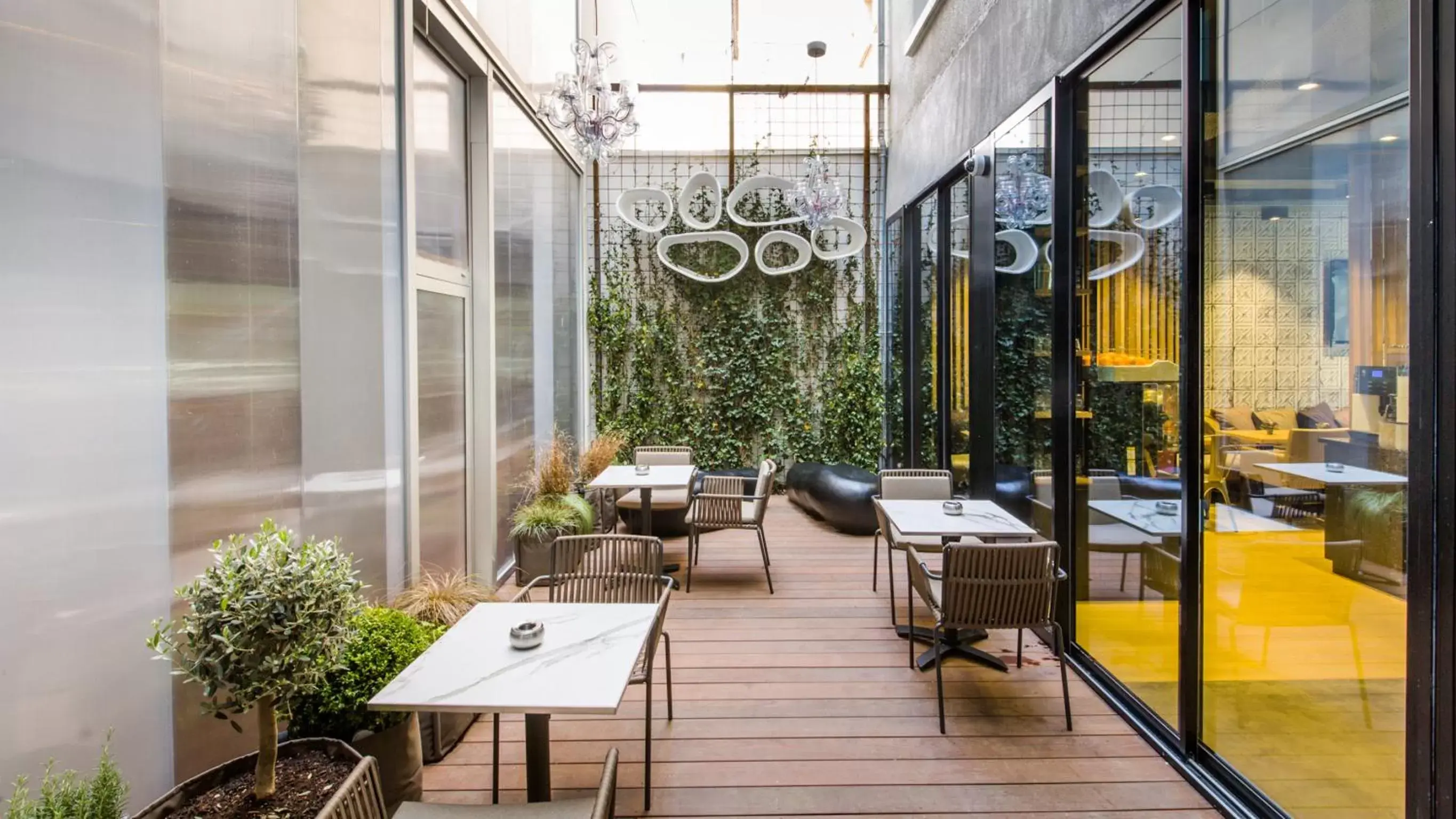 Patio, Restaurant/Places to Eat in Campanile Rennes Centre - Gare