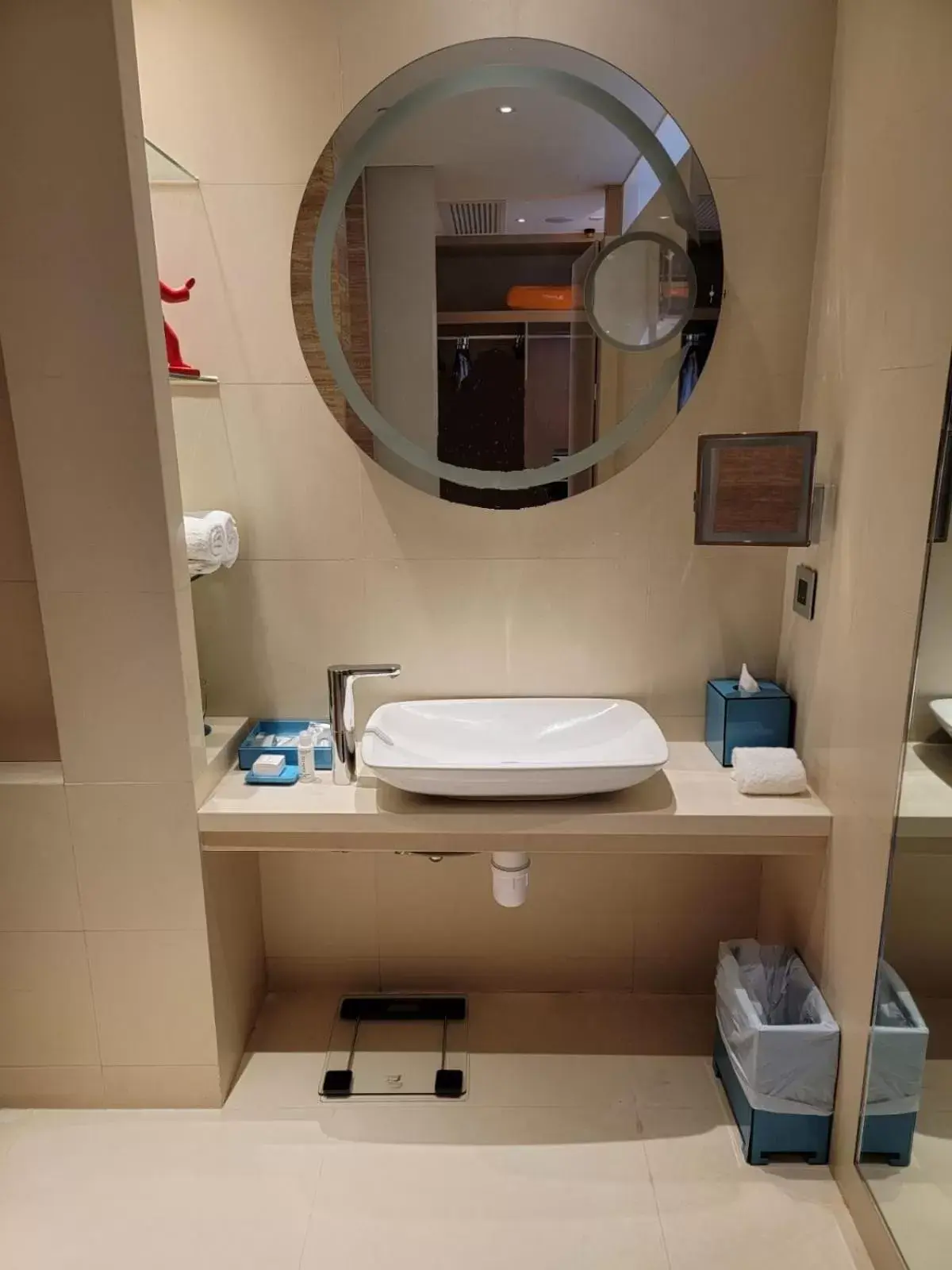 Shower, Bathroom in Hotel Indigo Hong Kong Island, an IHG Hotel