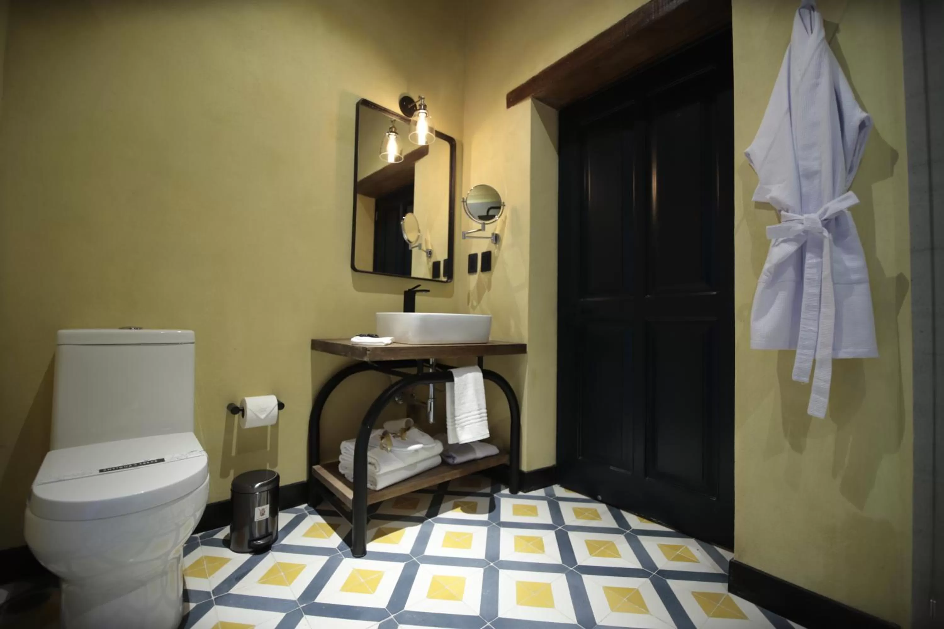 Antigua Trece Hotel Fusión