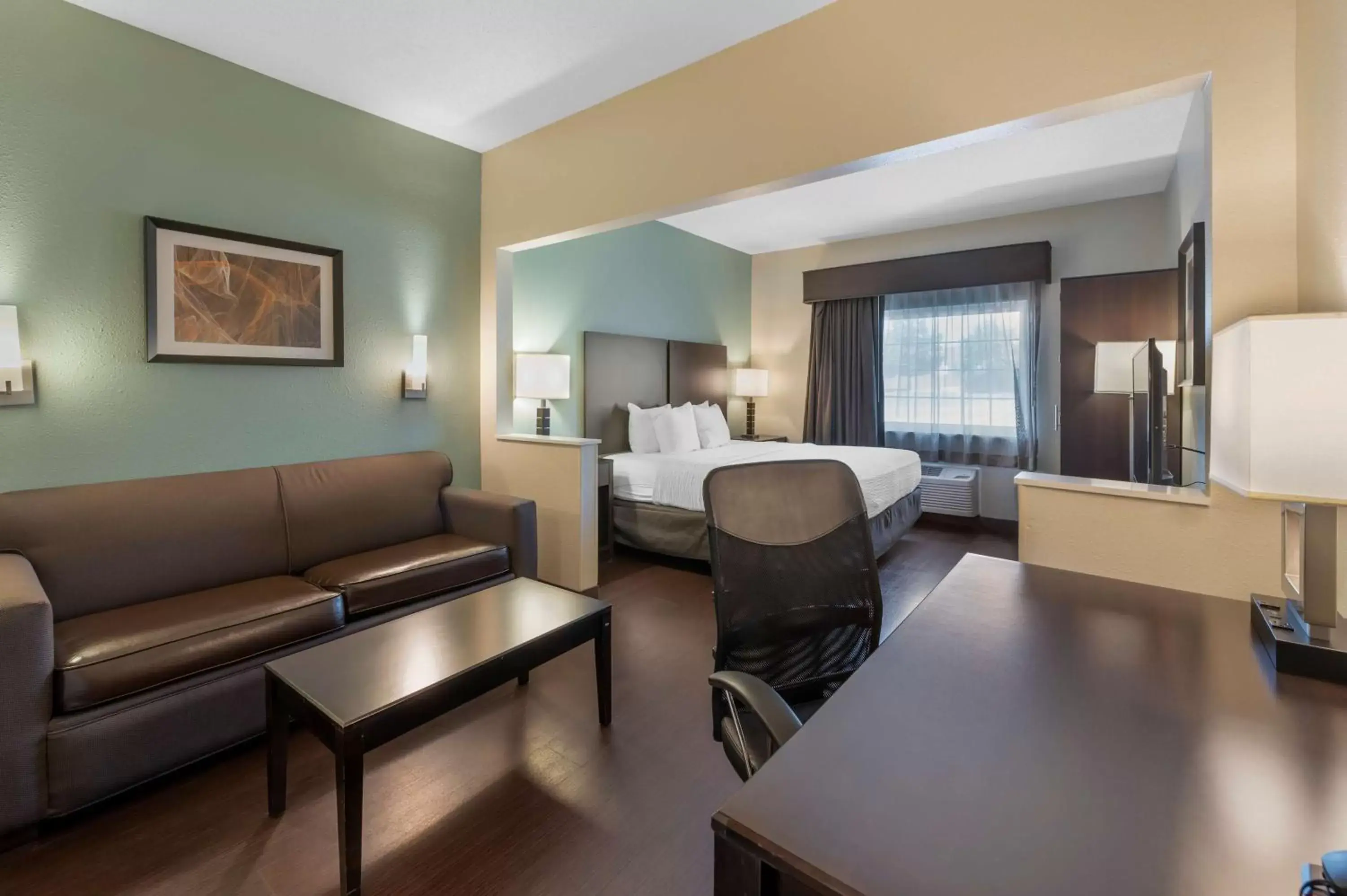 Bedroom, Seating Area in Best Western Hilliard Inn & Suites