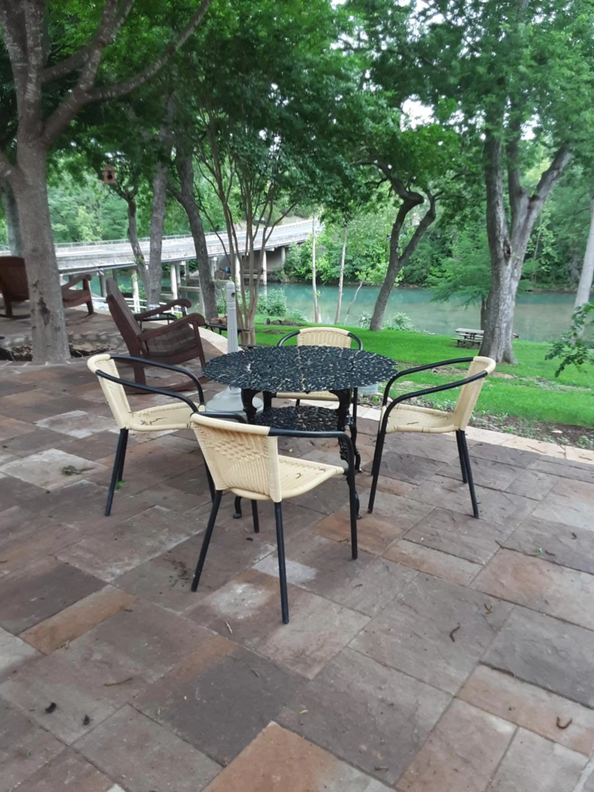 Patio in Horseshoe Riverside Lodge