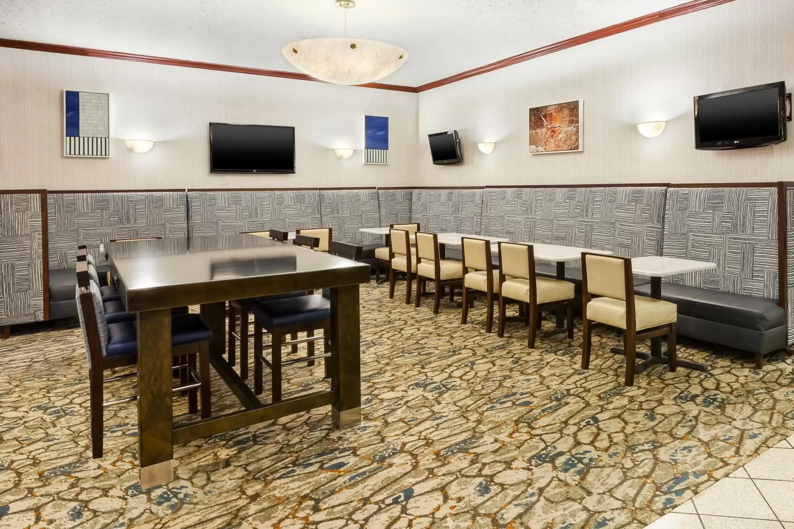 Lounge or bar, Restaurant/Places to Eat in Crowne Plaza Columbus North - Worthington, an IHG Hotel