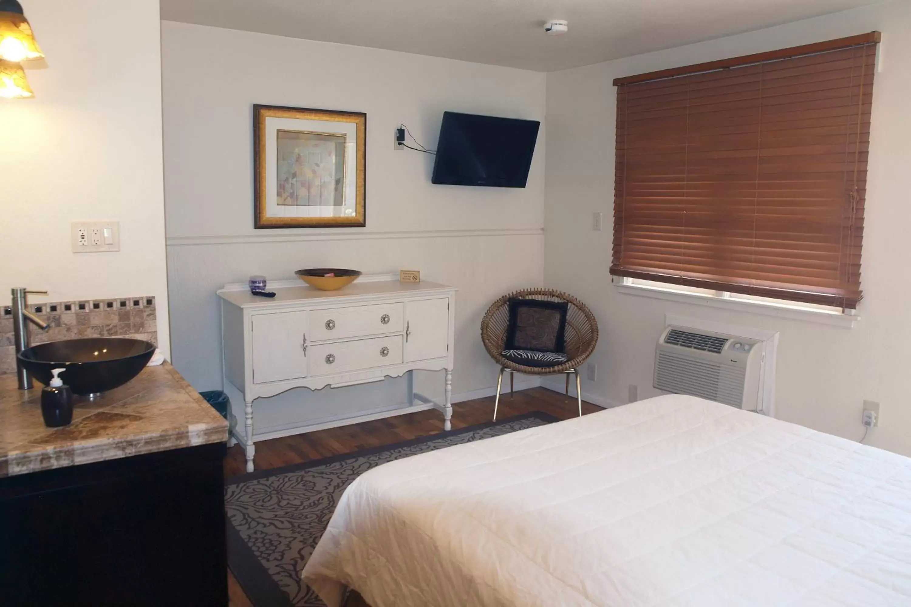 Seating area, Bed in The Crest Motel