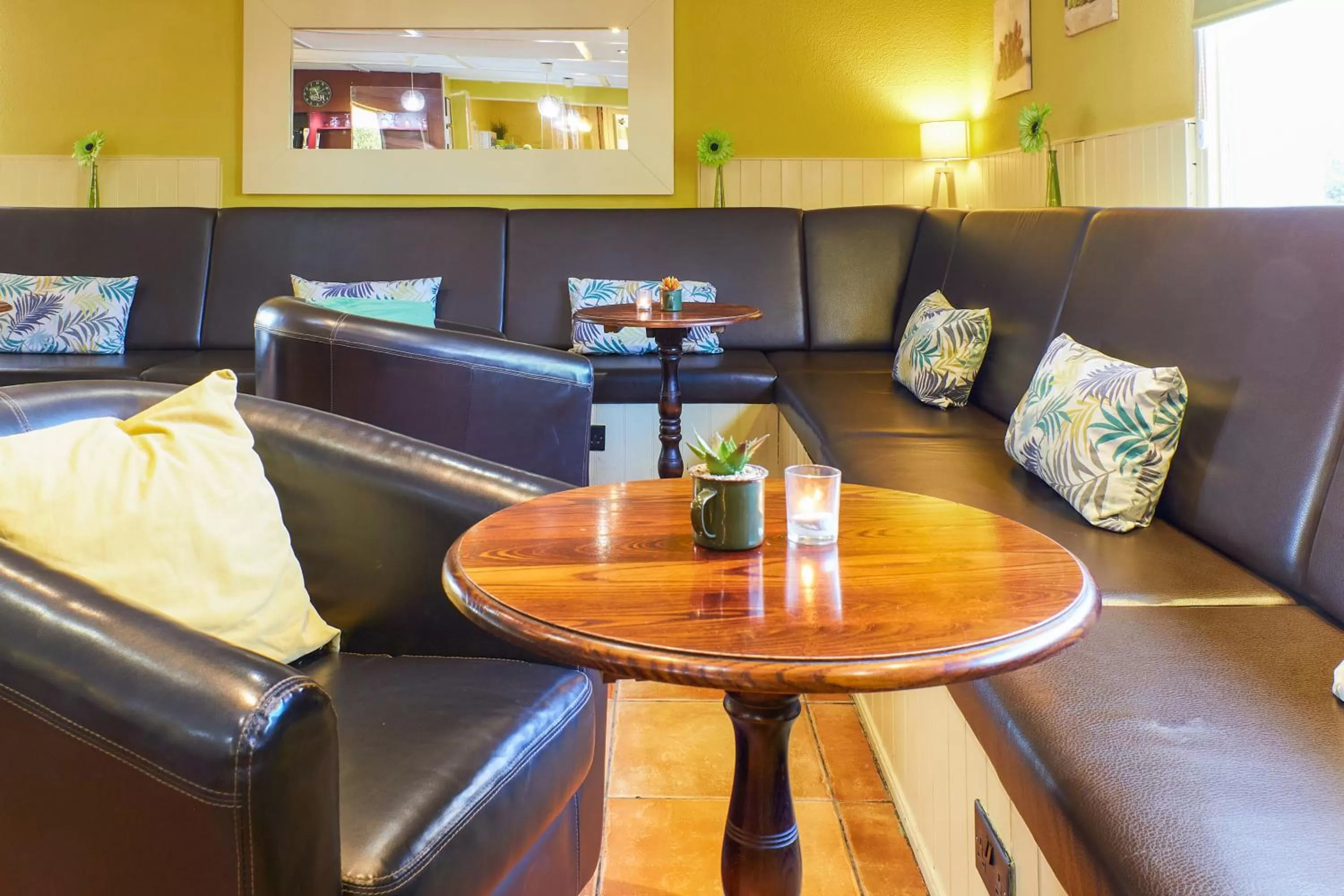 Lounge or bar in Campanile Hotel Wakefield
