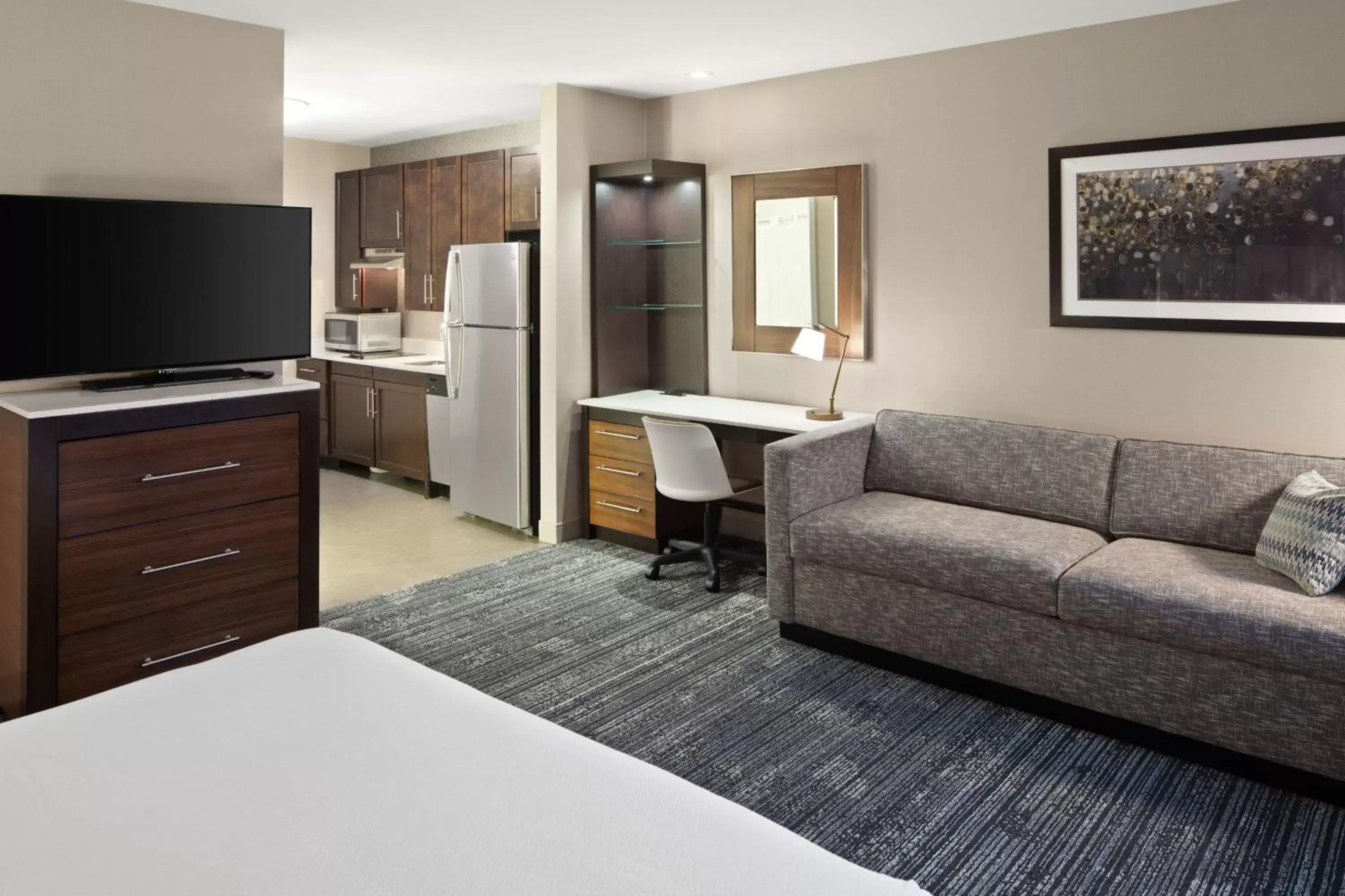 Bedroom, TV/Entertainment Center in TownePlace Suites by Marriott Boston Logan Airport/Chelsea