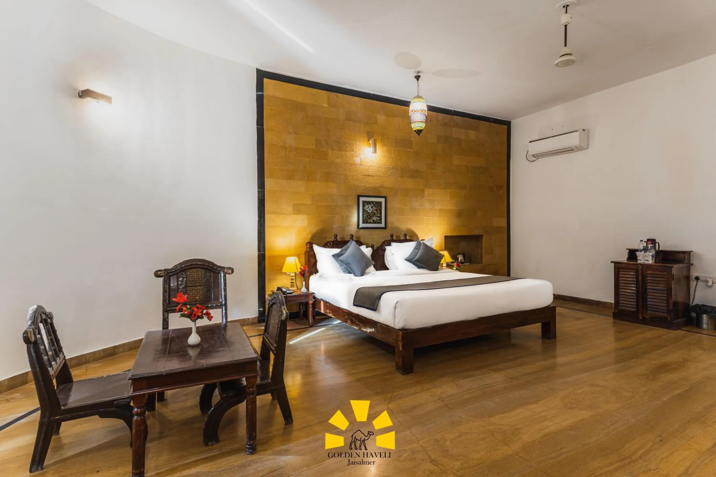 Bed in Hotel Golden Haveli