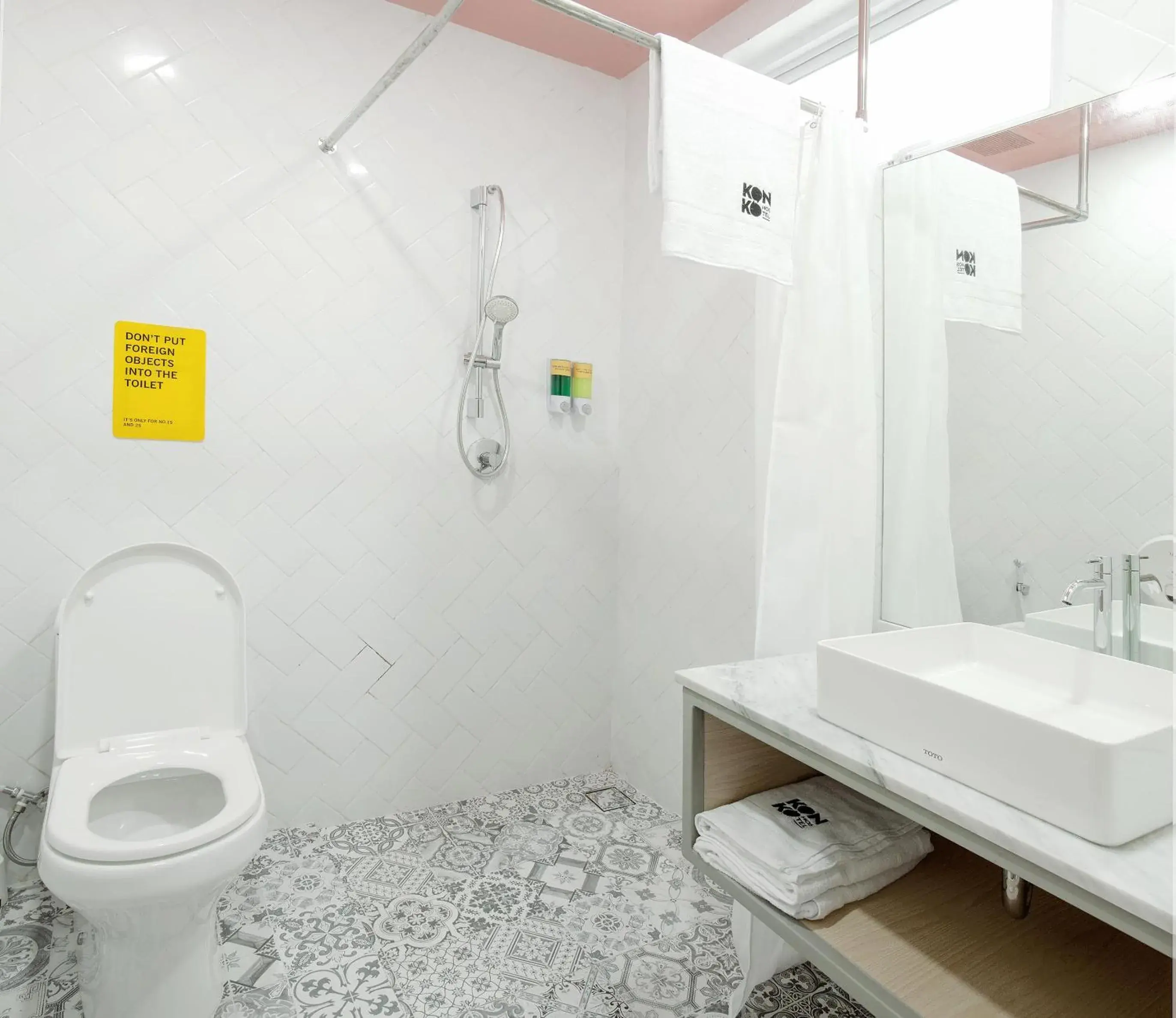 Shower, Bathroom in Konko Hostel