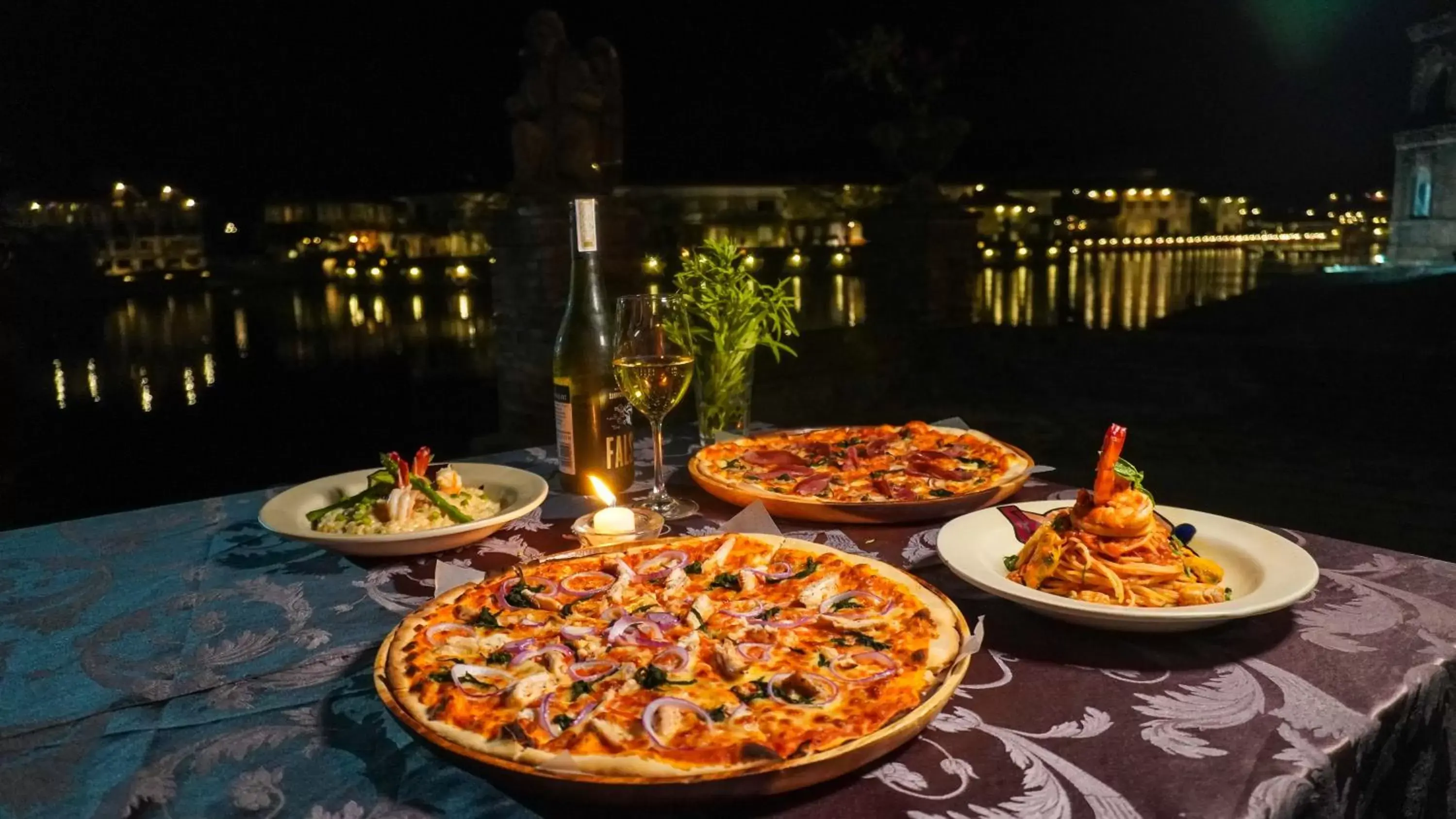 Restaurant/places to eat in Las Casas Filipinas de Acuzar