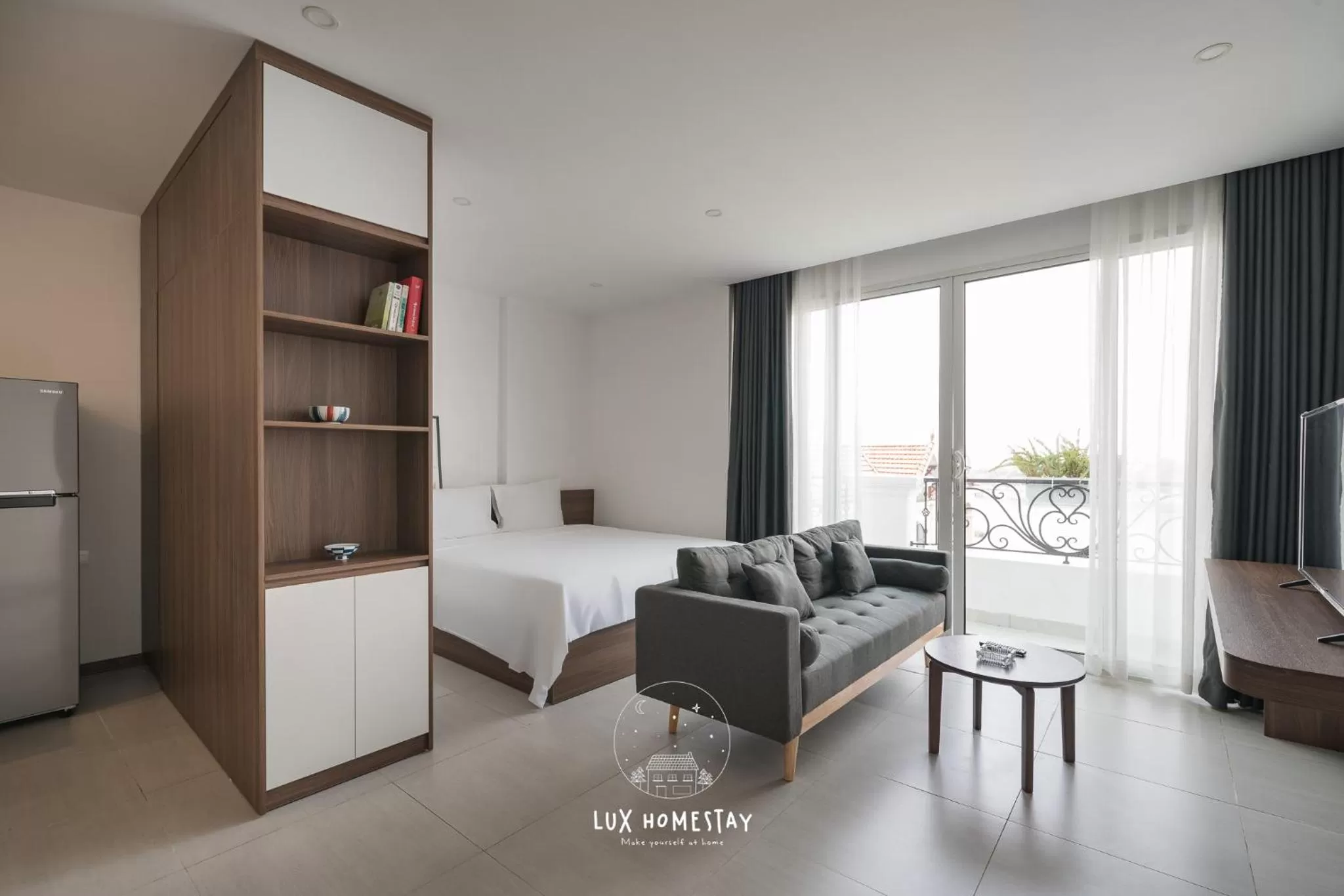 Kitchen or kitchenette, Bed in Lux Westlake Studio