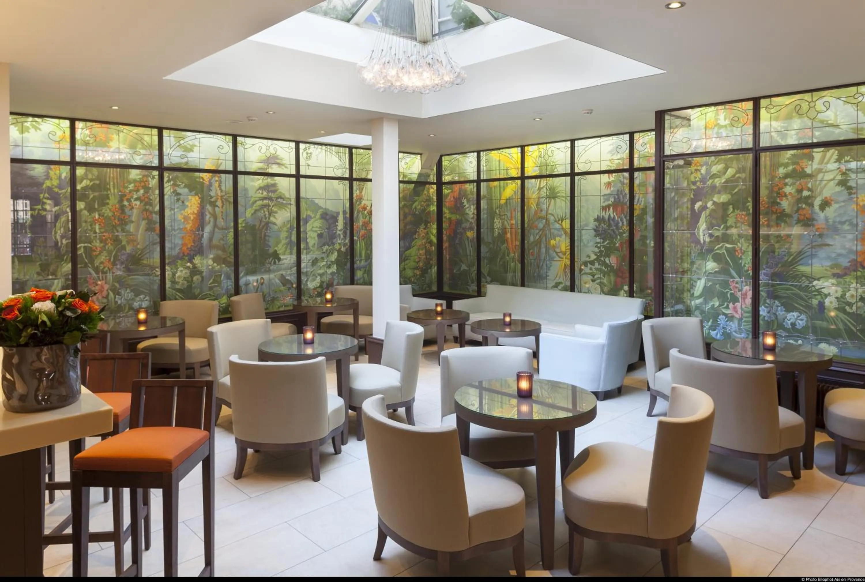 Property building in Hotel de L'Universite