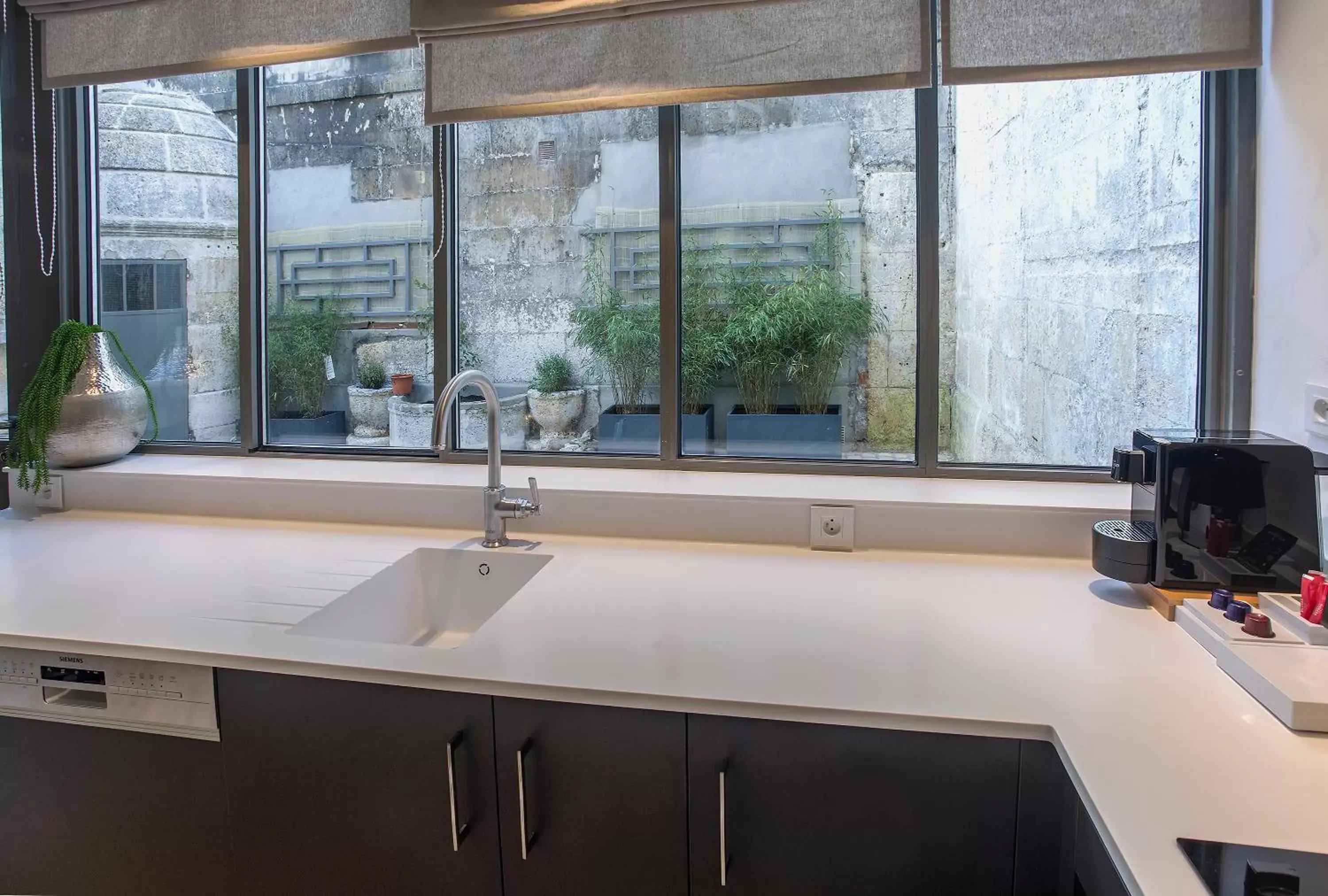 Kitchen or kitchenette, Bathroom in Apparthôtel Villa Côté Plateau - Angoulême Centre