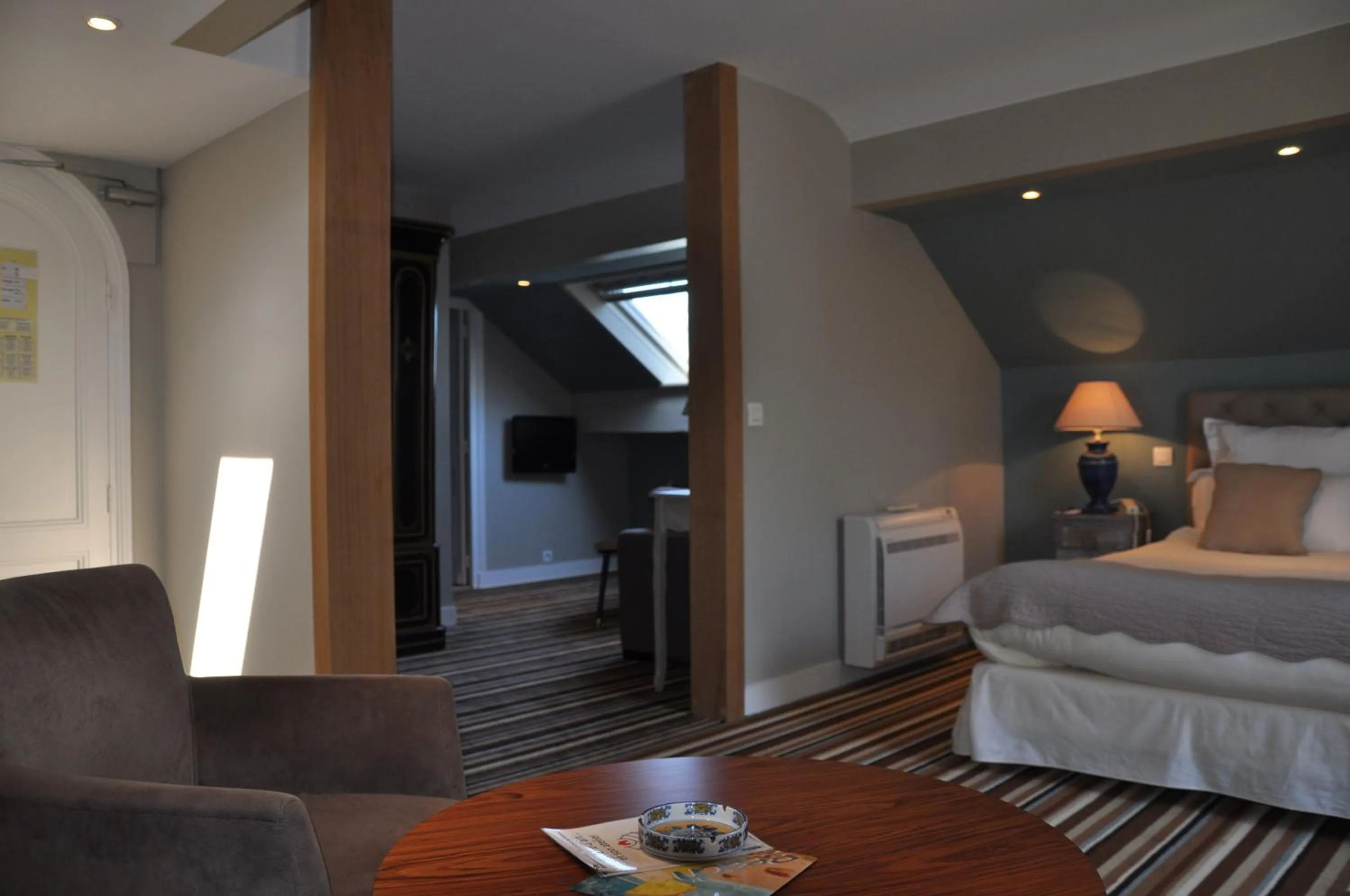 Photo of the whole room, Bed in Hôtel The Originals Résidence de Rohan (EX RELAIS DU SILENCE)