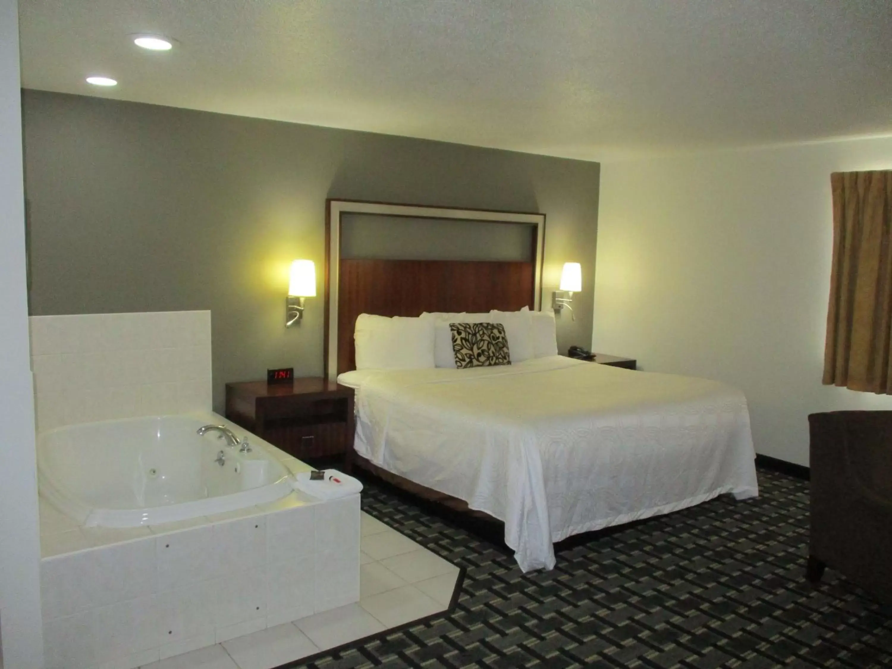 Hot Tub, Bed in SureStay Hotel by Best Western Manchester