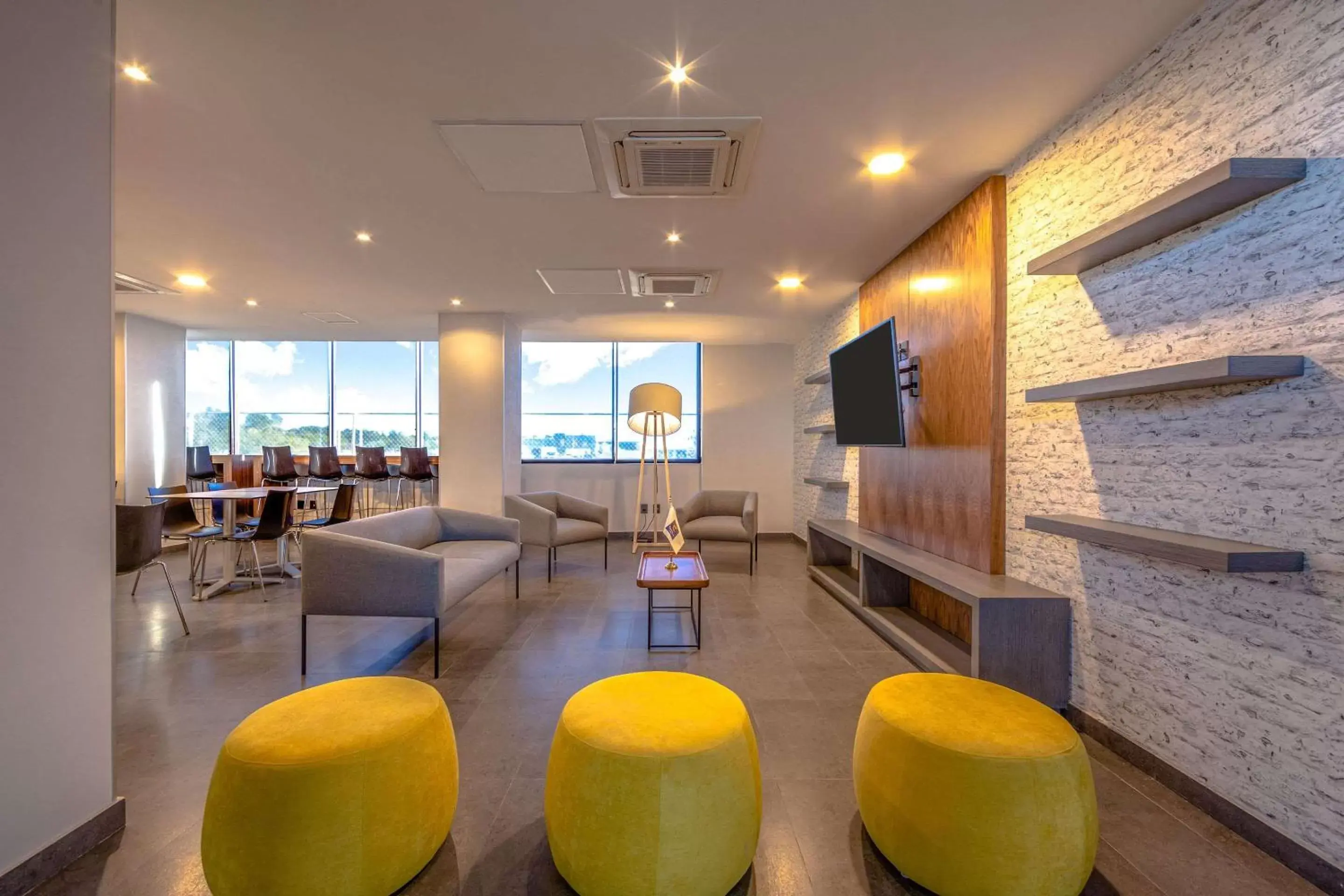 Lobby or reception, Lounge/Bar in Comfort Inn Delicias